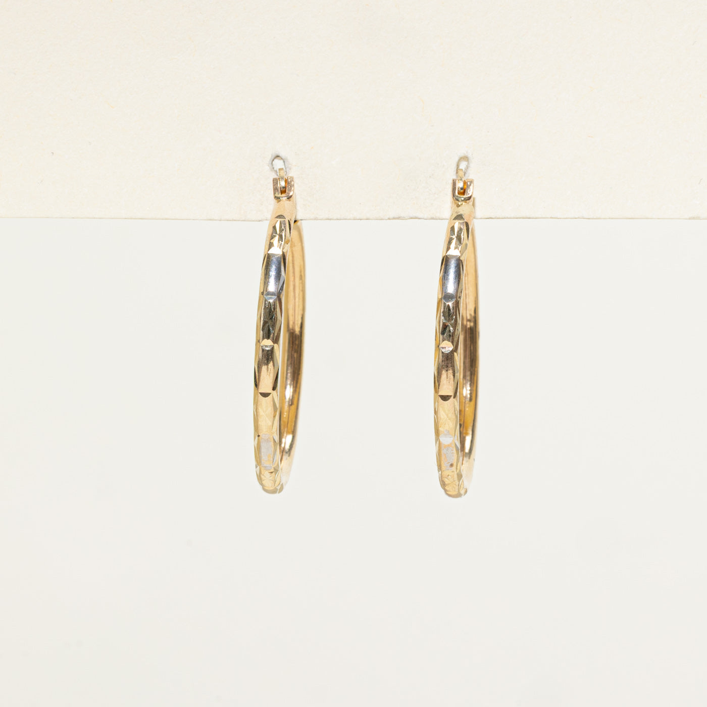 Boucles d'oreilles créoles texturées 