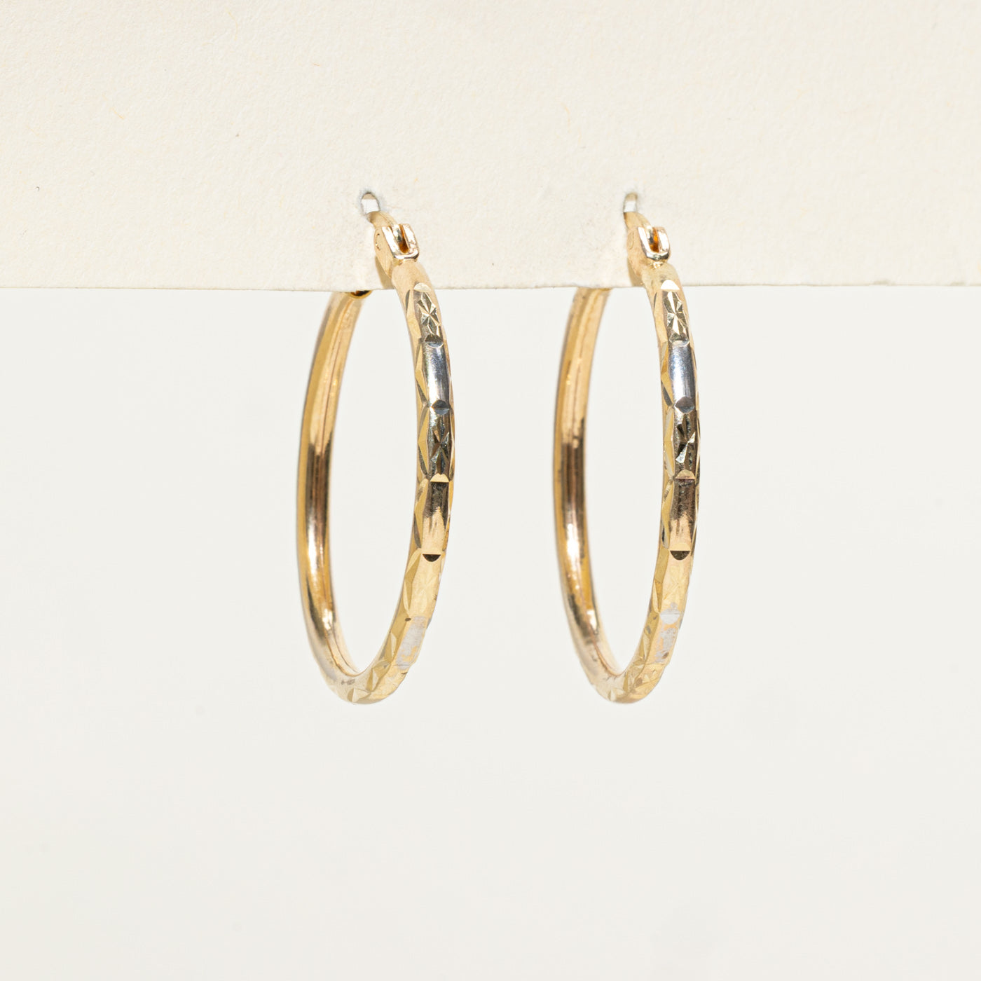 Boucles d'oreilles créoles texturées 