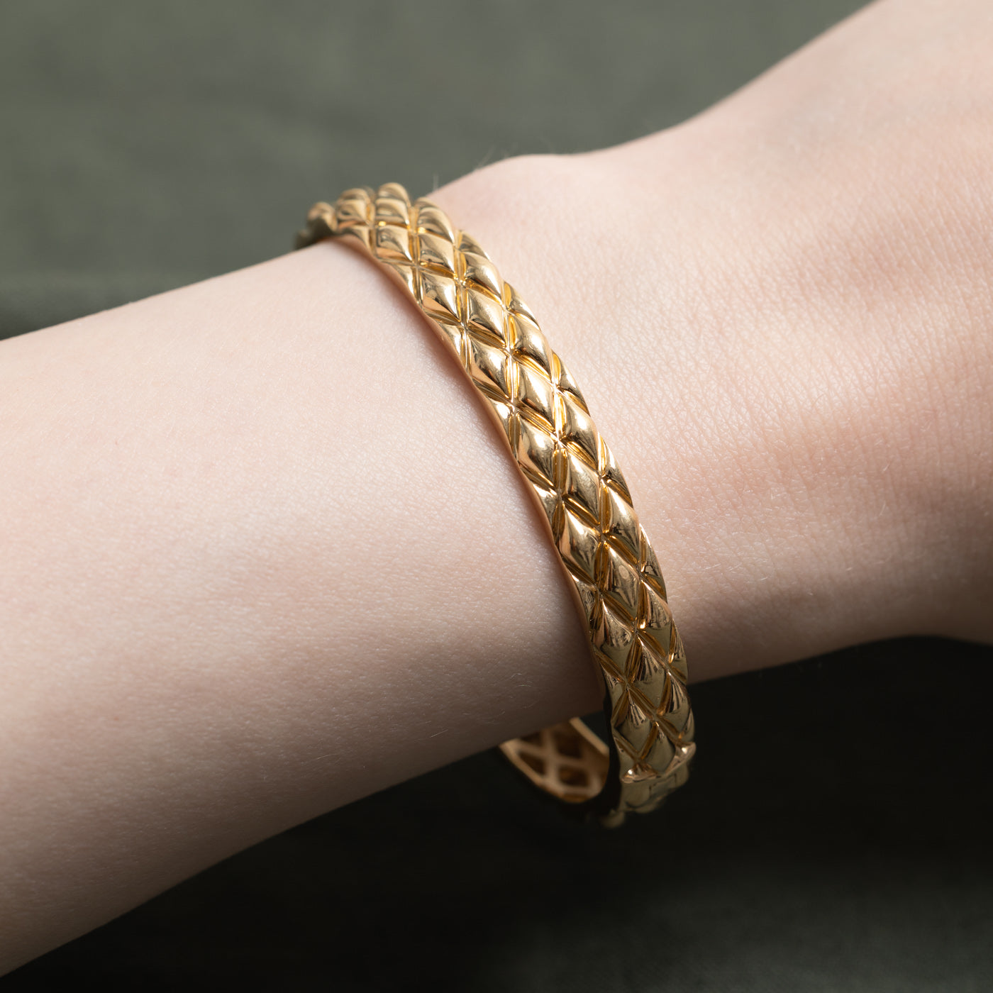 Bracelet jonc géométrique texturé en or jaune 14 carats « Birks » | 15,9 cm