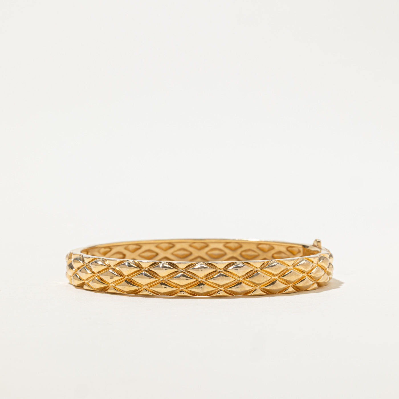 Bracelet jonc géométrique texturé en or jaune 14 carats « Birks » | 15,9 cm