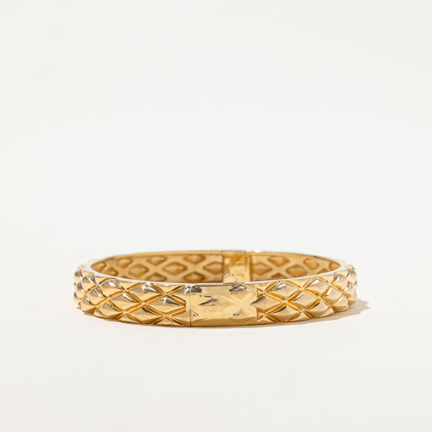 Bracelet jonc géométrique texturé en or jaune 14 carats « Birks » | 15,9 cm