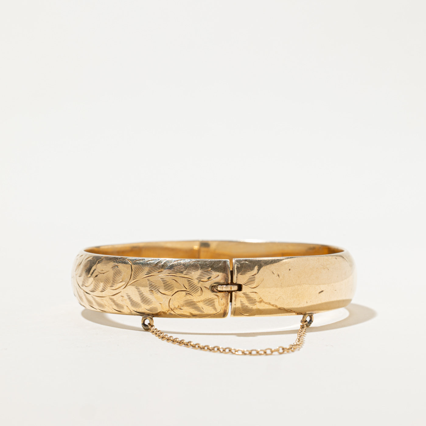 Bracelet jonc en or 10 carats à motif floral gravé | 18 cm