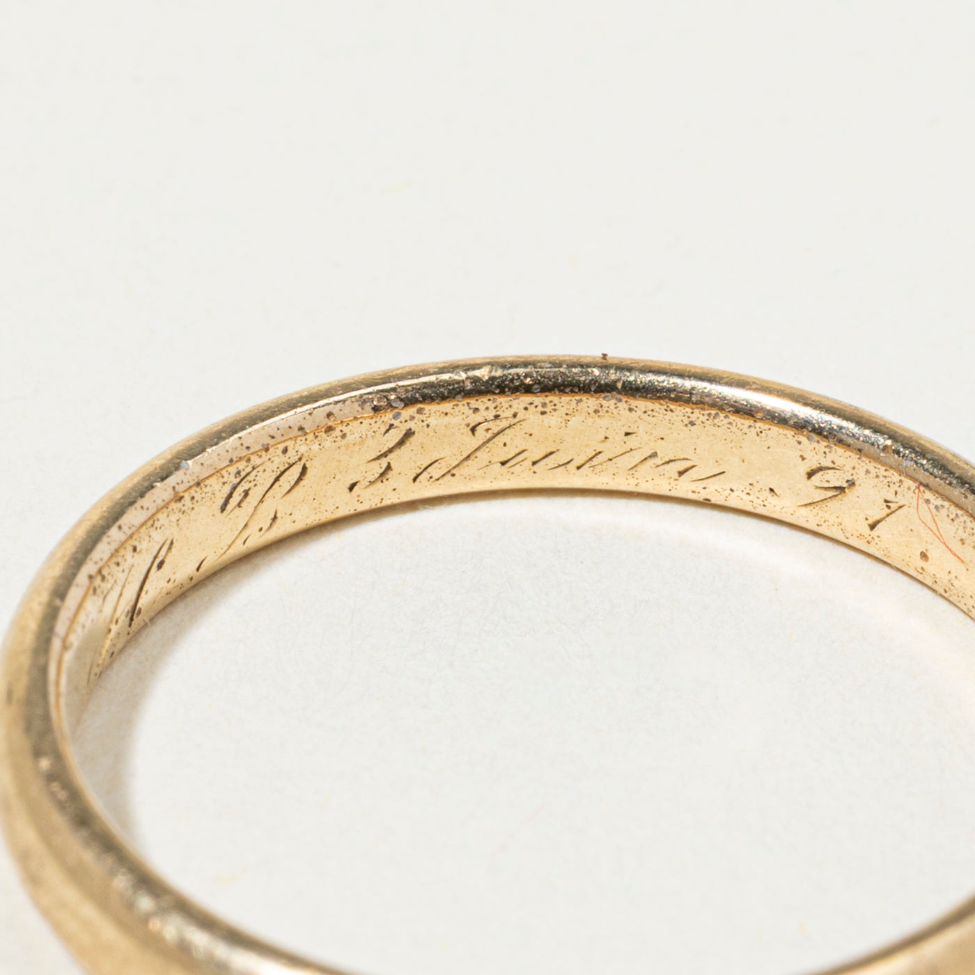 18k Plain Thin Stacking Band | 2.5mm | SZ 7