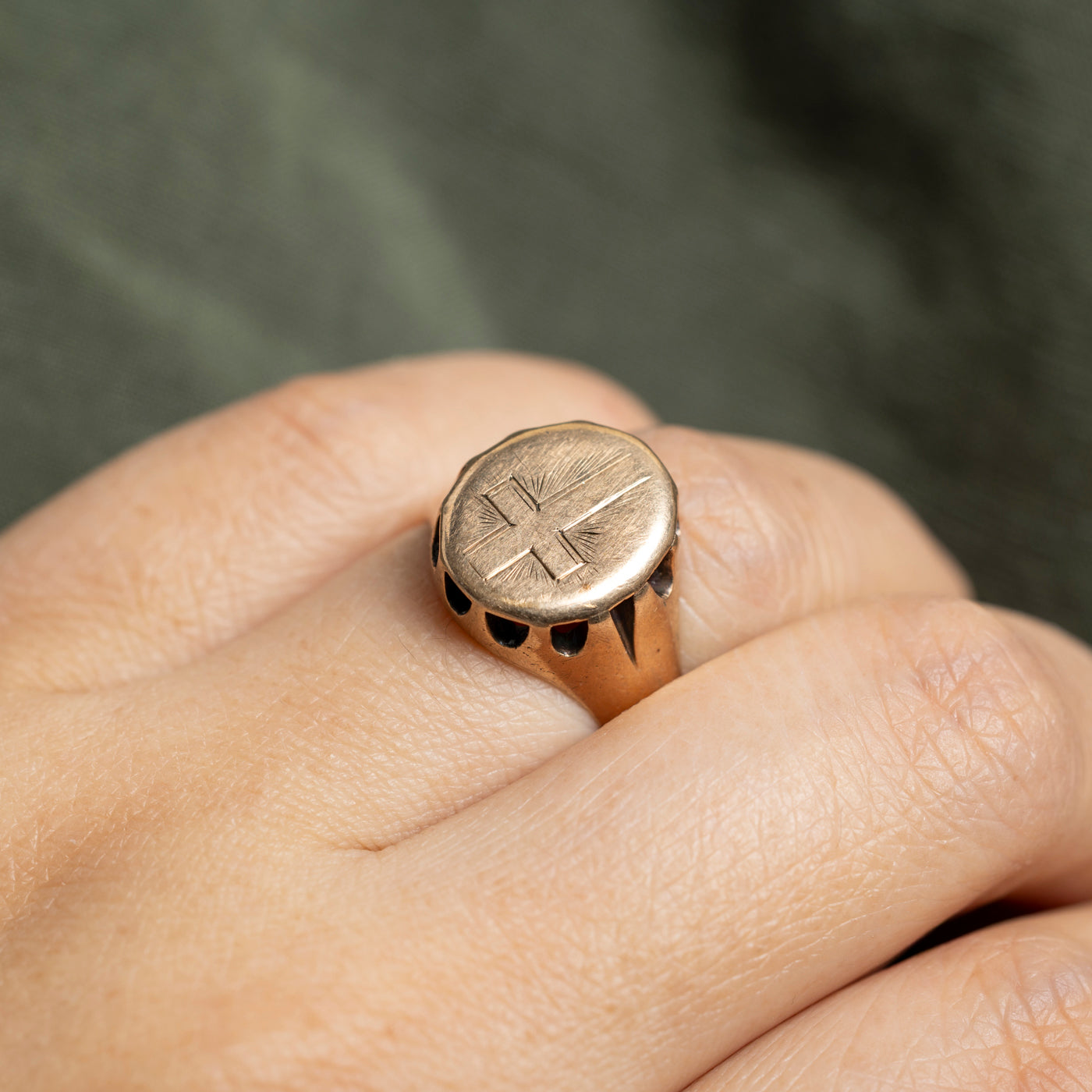 10k Cross Engraved Signet Ring | SZ 8.5