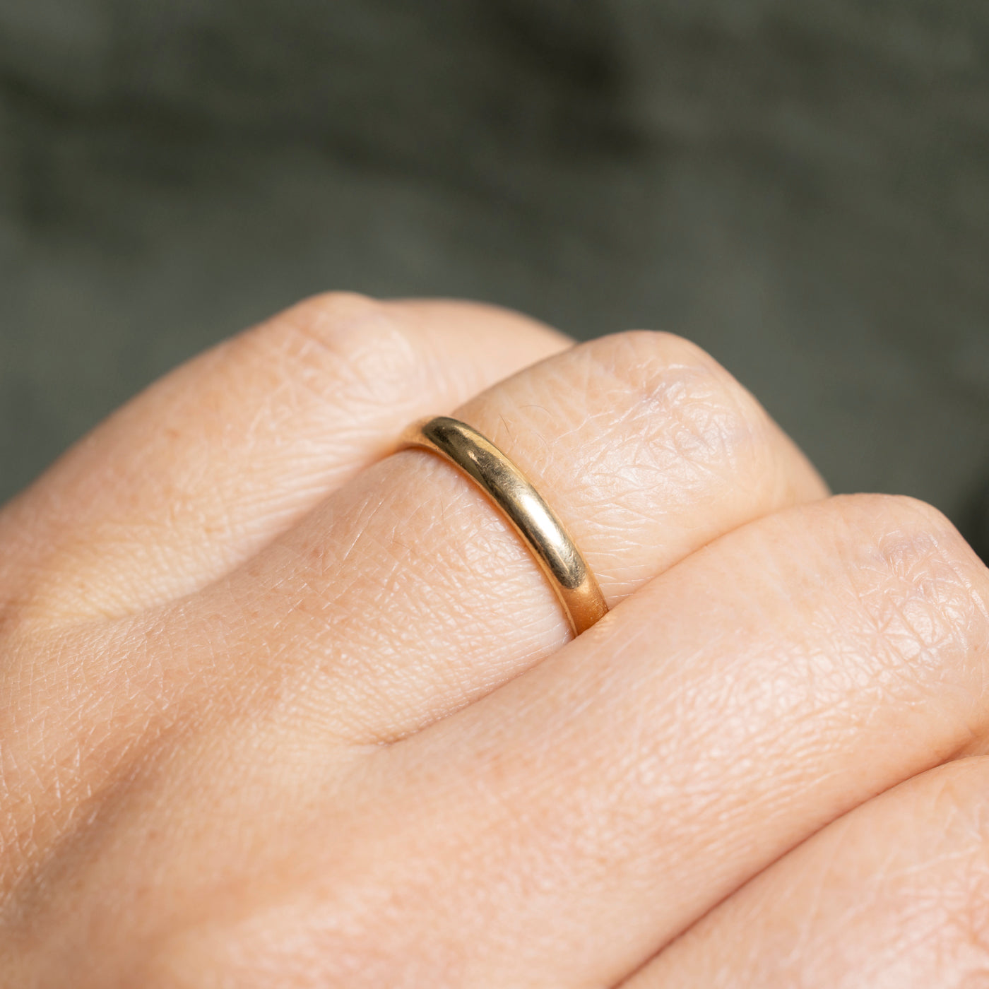 18k Plain Thin Stacking Band | 2.5mm | SZ 7