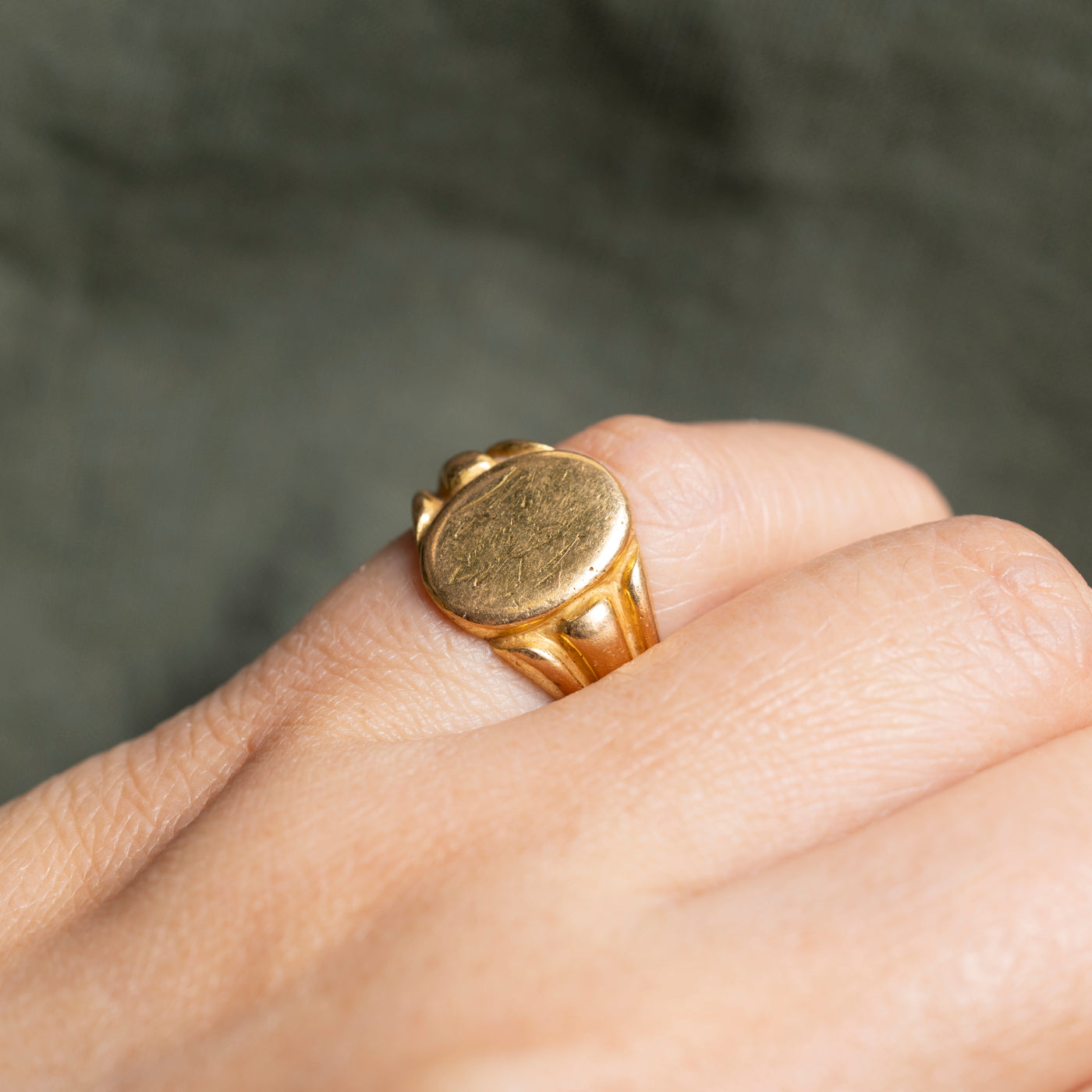 20k Oval Engraved Grooved Signet Ring | SZ 5.25