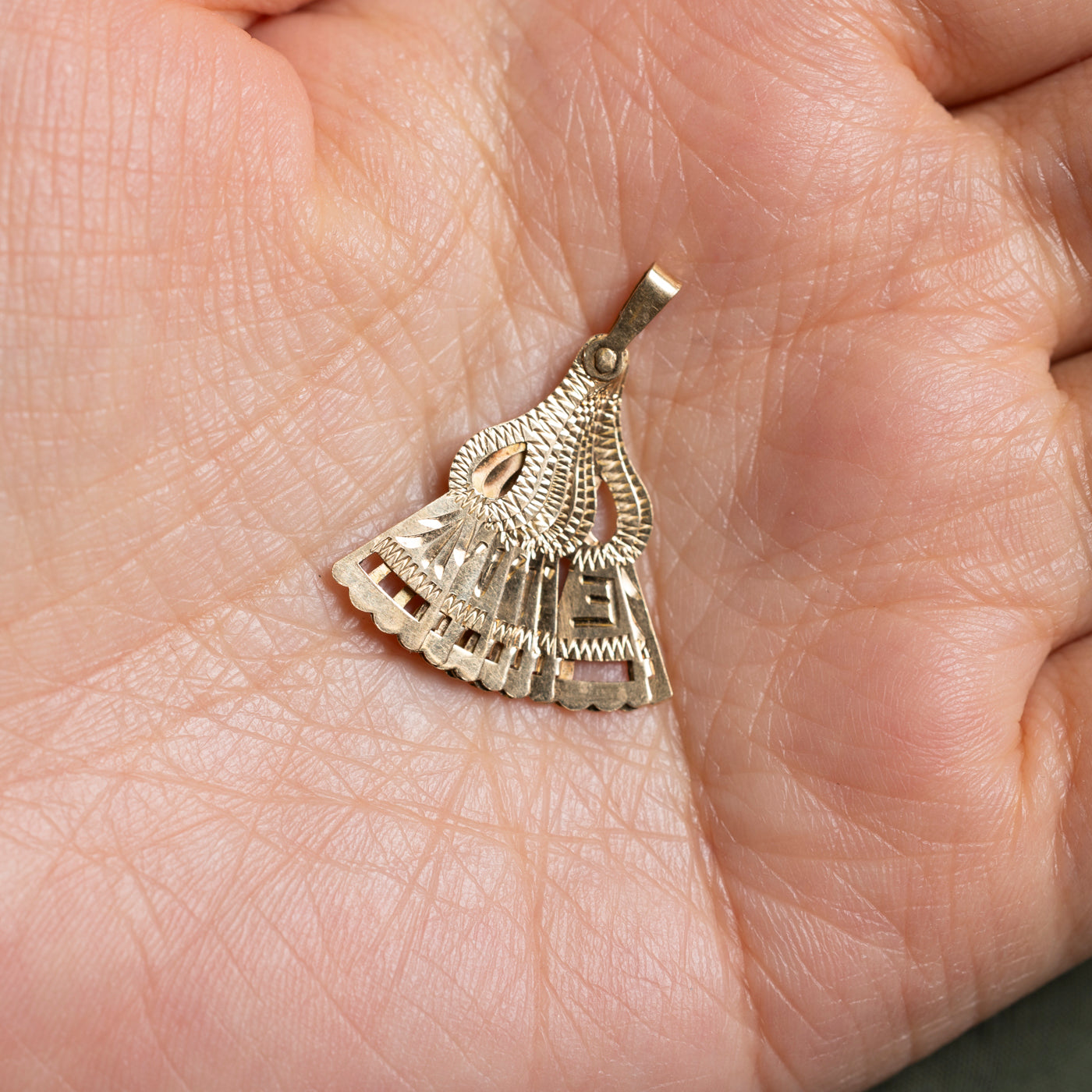 18k "Malaga, España" Fan Pendant