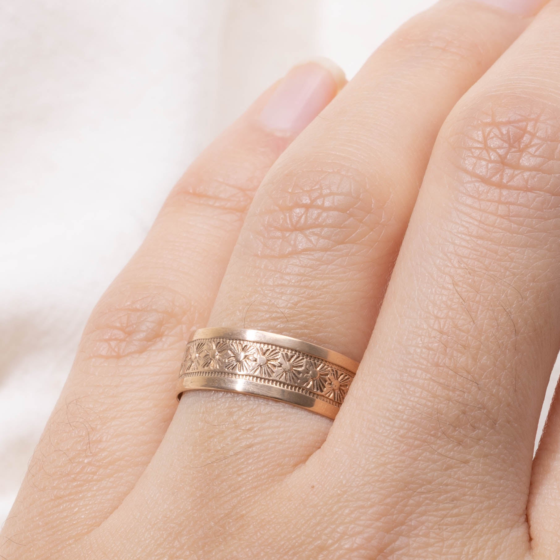 10k Engraved Star Pattern Band | 6.25mm | SZ 7.75