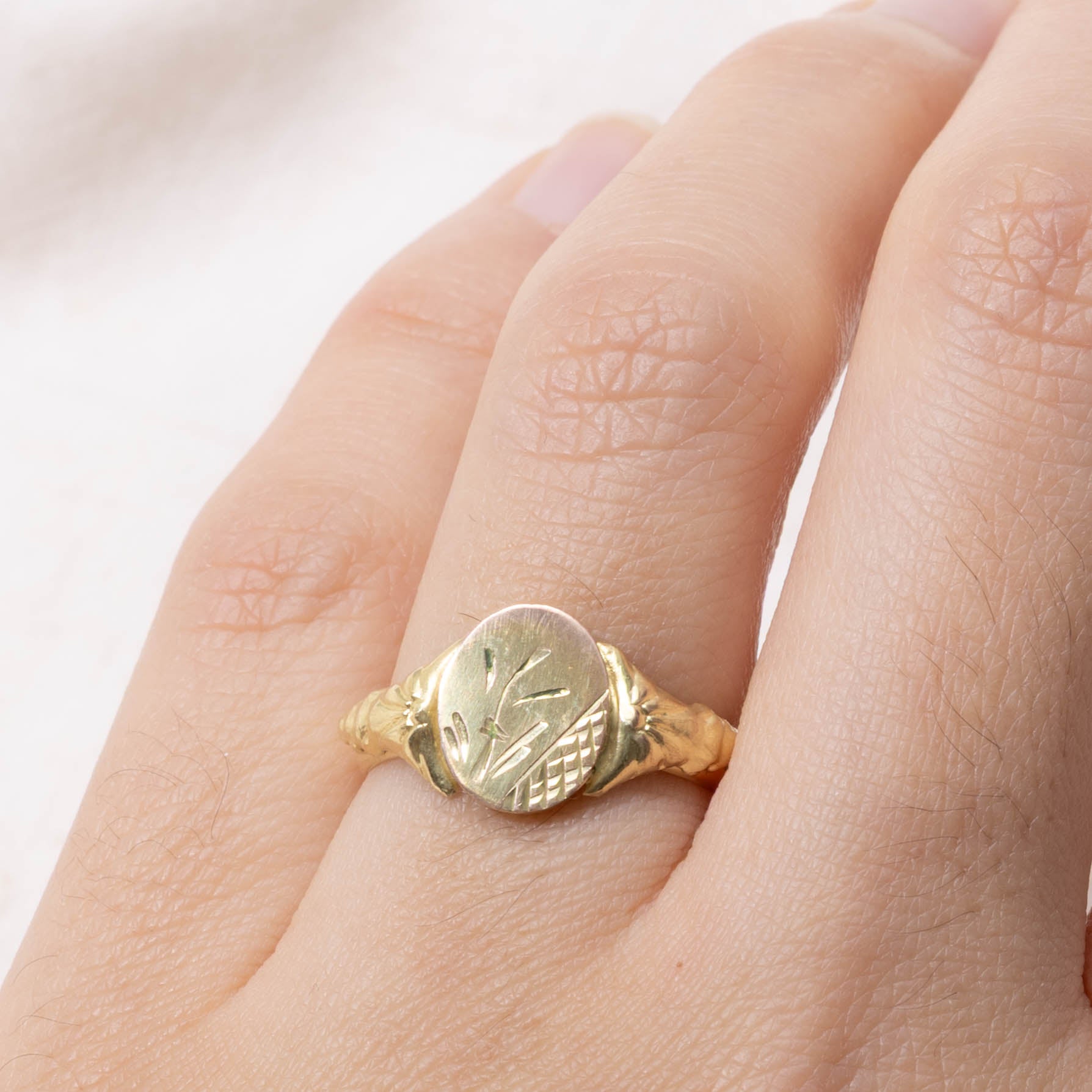 9k Engraved Grooved Signet Ring | SZ 6.5