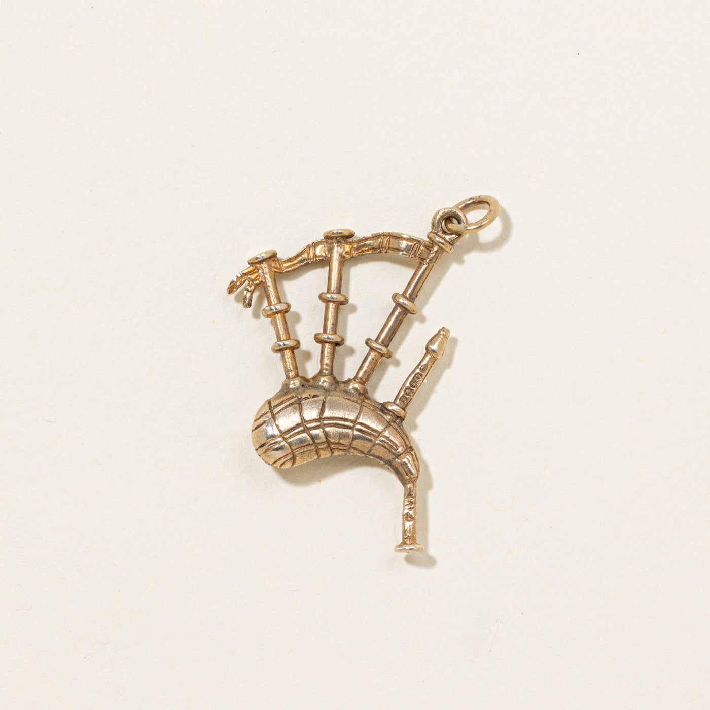 1975 London 9k Bagpipe Charm