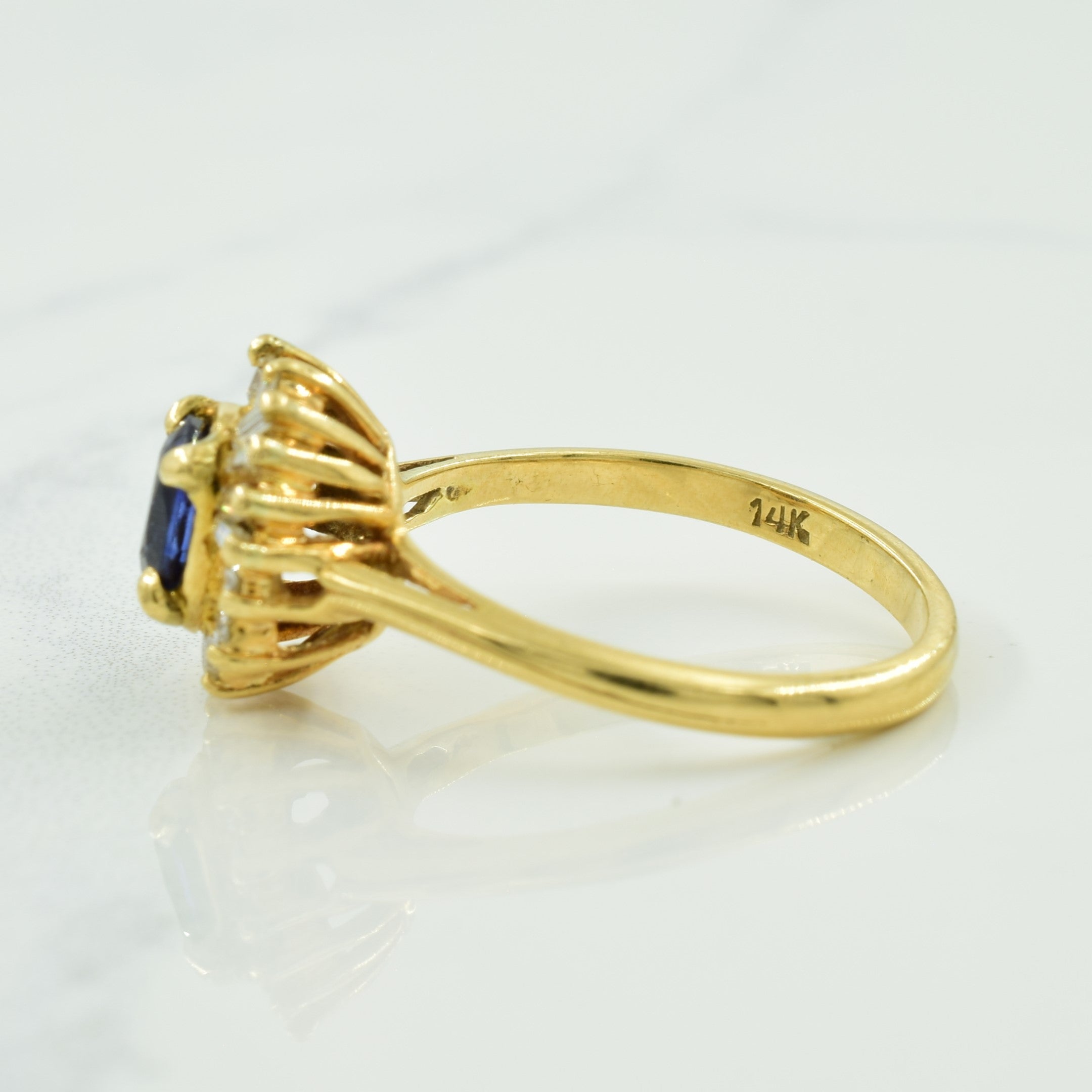 Bague halo saphir et diamants | 0,55 ct, 0,24 ct au total | Taille 7,75 | 