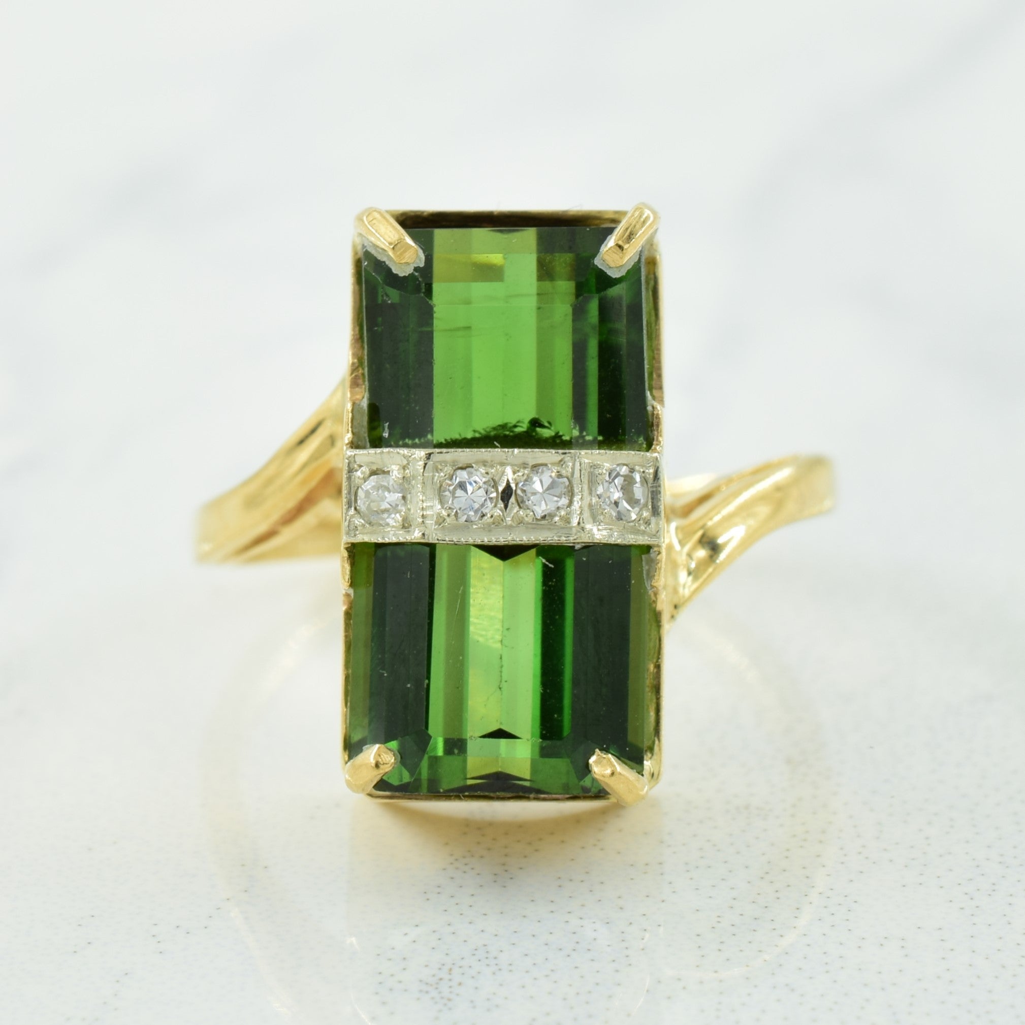 Bague contournée en tourmaline verte et diamants | 5,00 ct, 0,04 ct au total | Taille 8,25 | 