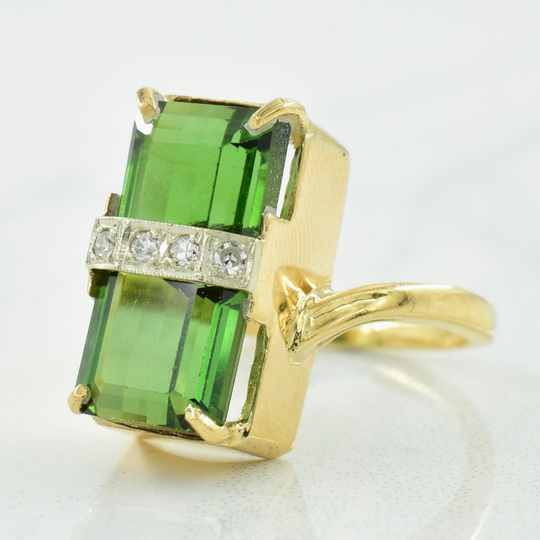 Bague contournée en tourmaline verte et diamants | 5,00 ct, 0,04 ct au total | Taille 8,25 | 