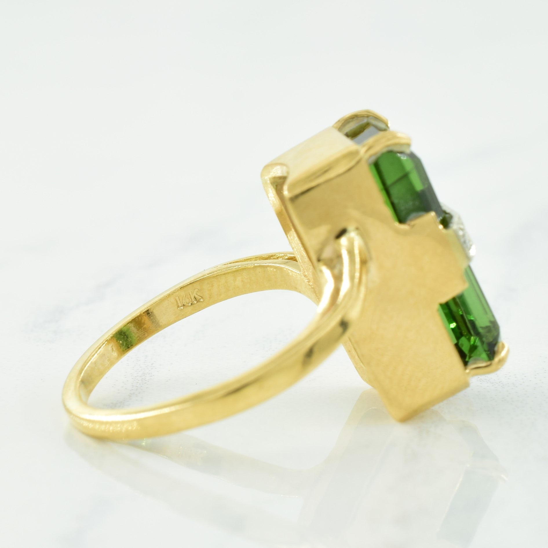 Bague contournée en tourmaline verte et diamants | 5,00 ct, 0,04 ct au total | Taille 8,25 | 