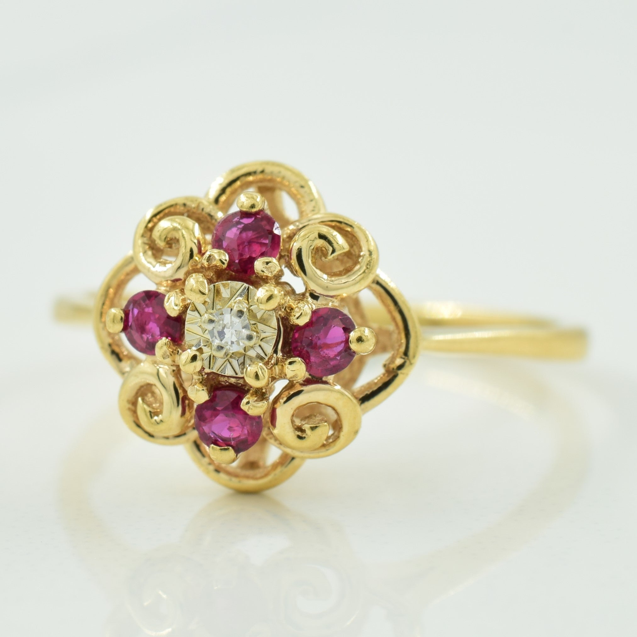 Bague sertie de rubis et de diamants | 0,20 ct au total, 0,01 ct | Taille 7,5 | 