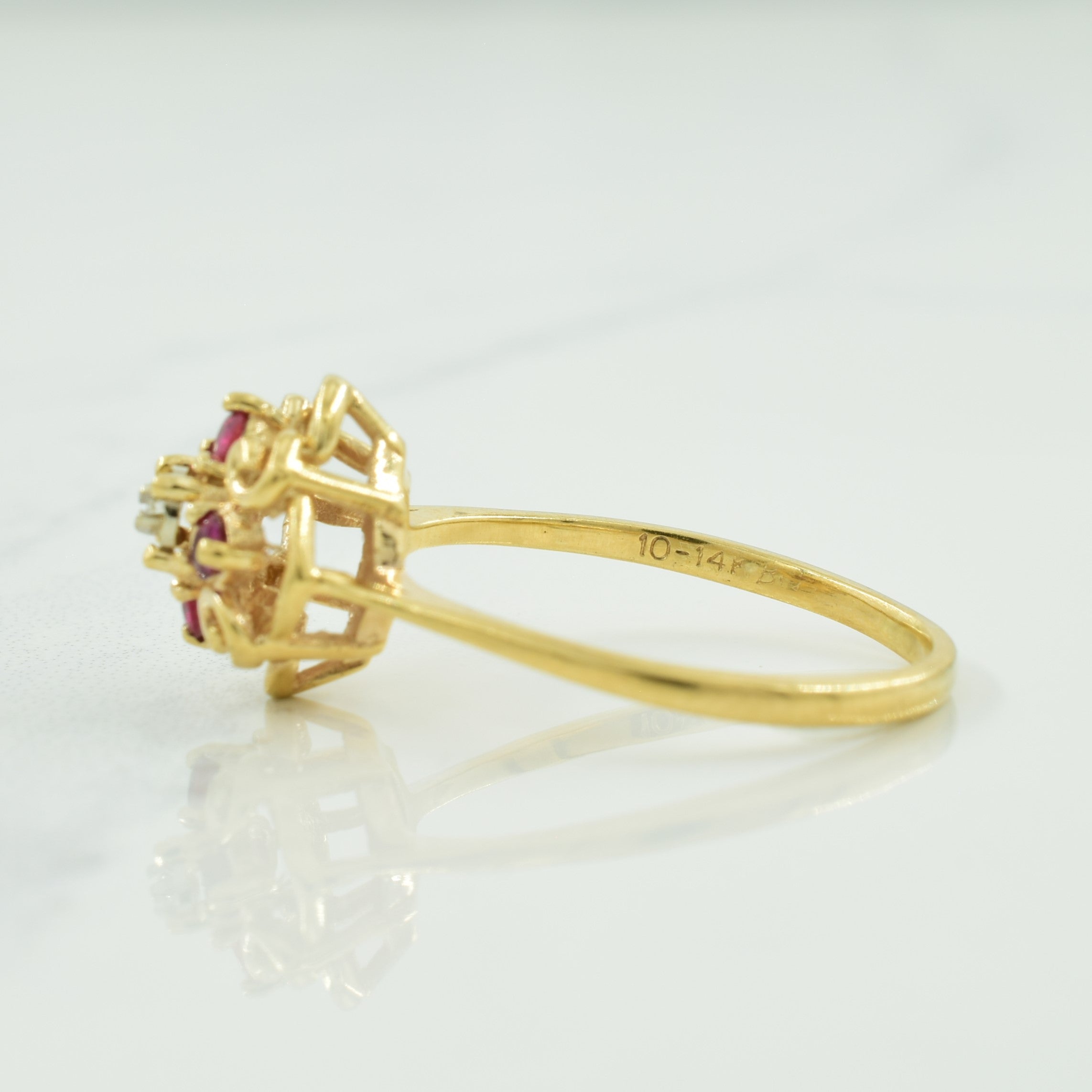 Bague sertie de rubis et de diamants | 0,20 ct au total, 0,01 ct | Taille 7,5 | 