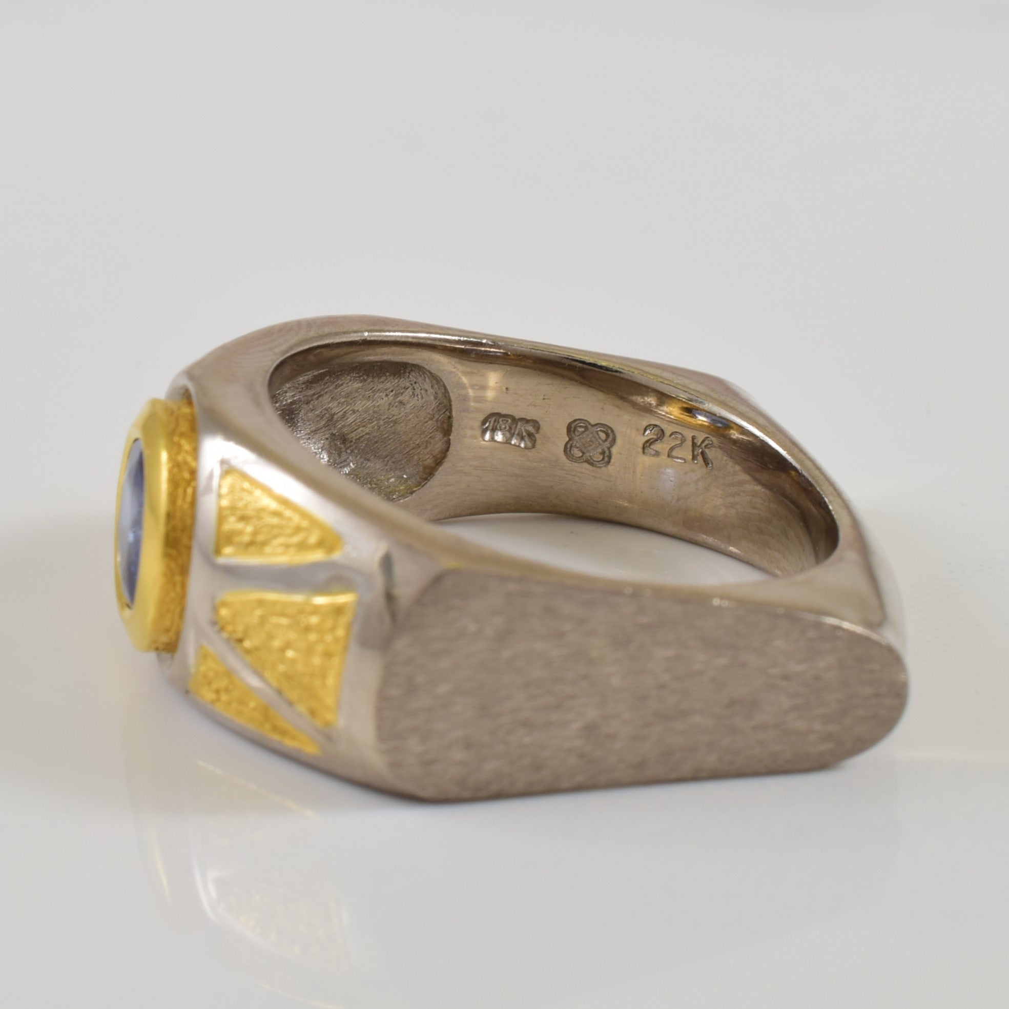 Bague en or blanc et saphir bleu avec accents en or jaune | 1,00 ct | Taille 10 | 