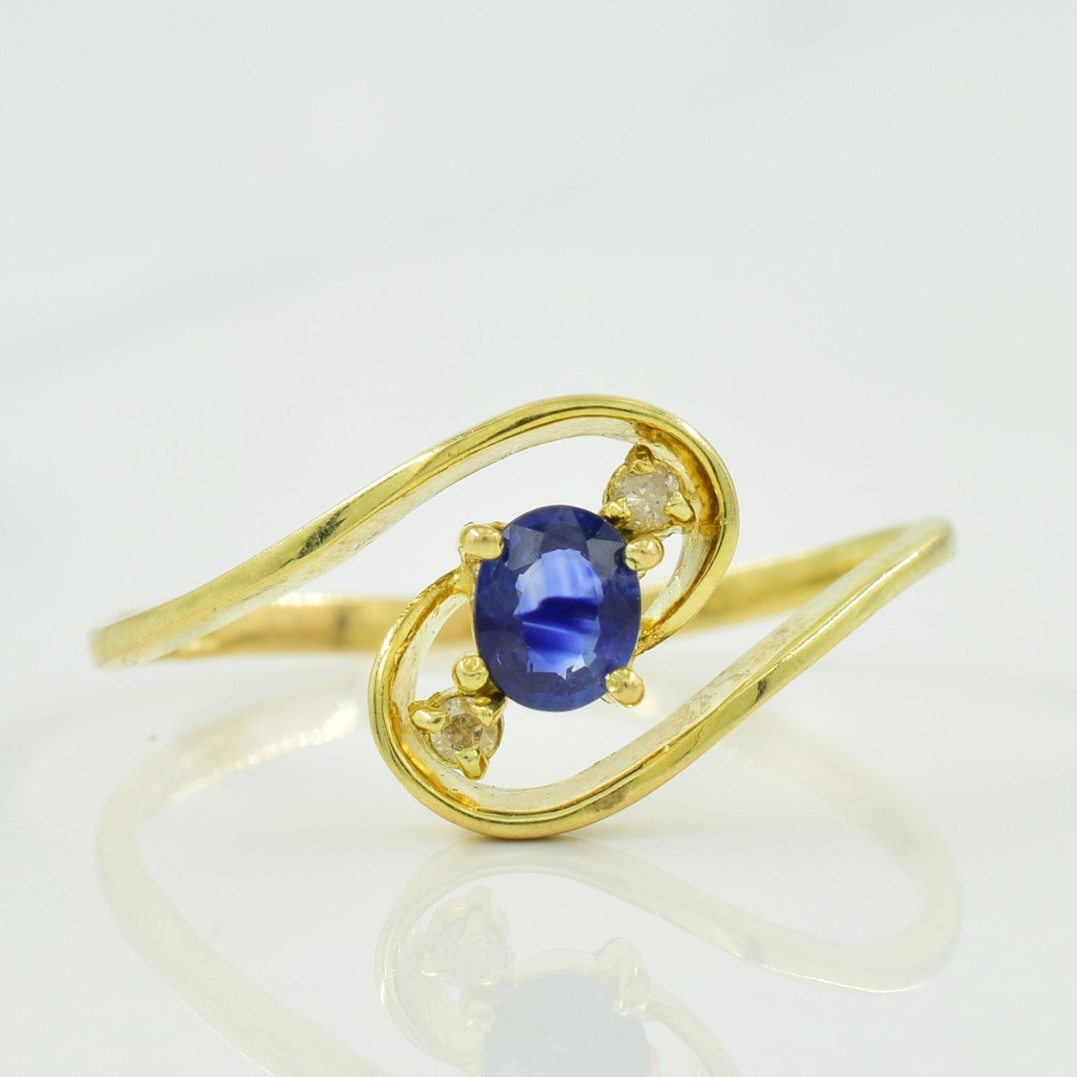 Bague contournée en saphir bleu et diamants | 0,28 ct, 0,02 ct au total | Taille 7,50 | 