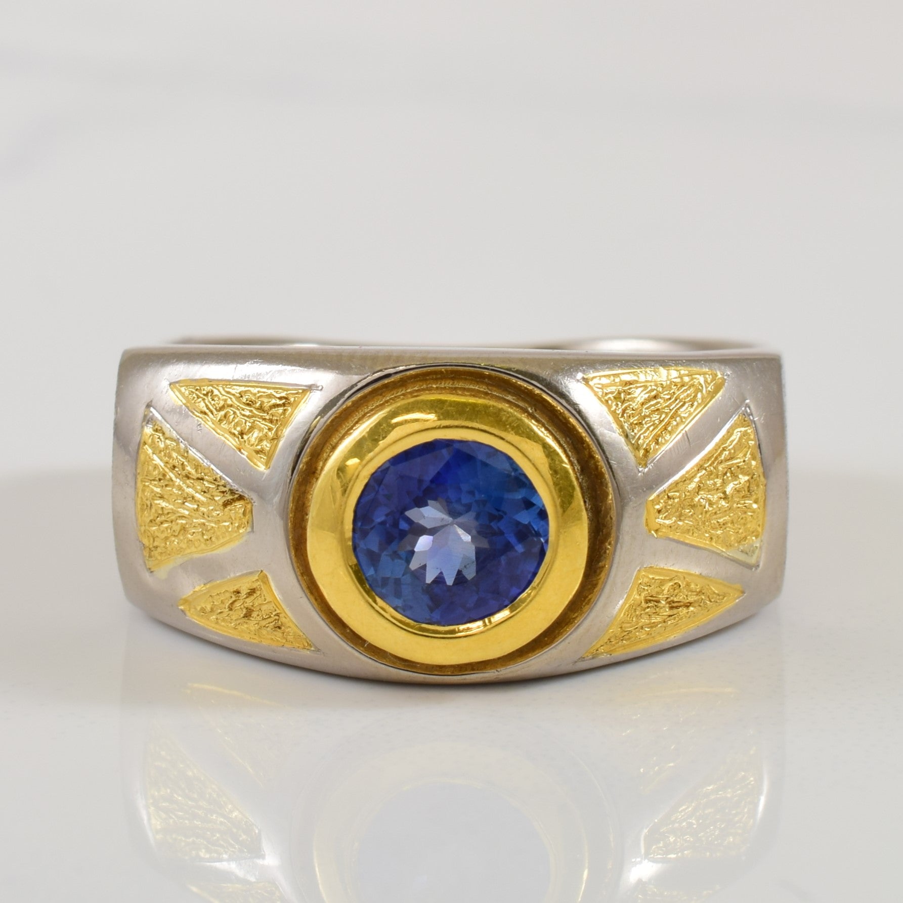 Bague en or blanc et saphir bleu avec accents en or jaune | 1,00 ct | Taille 10 | 
