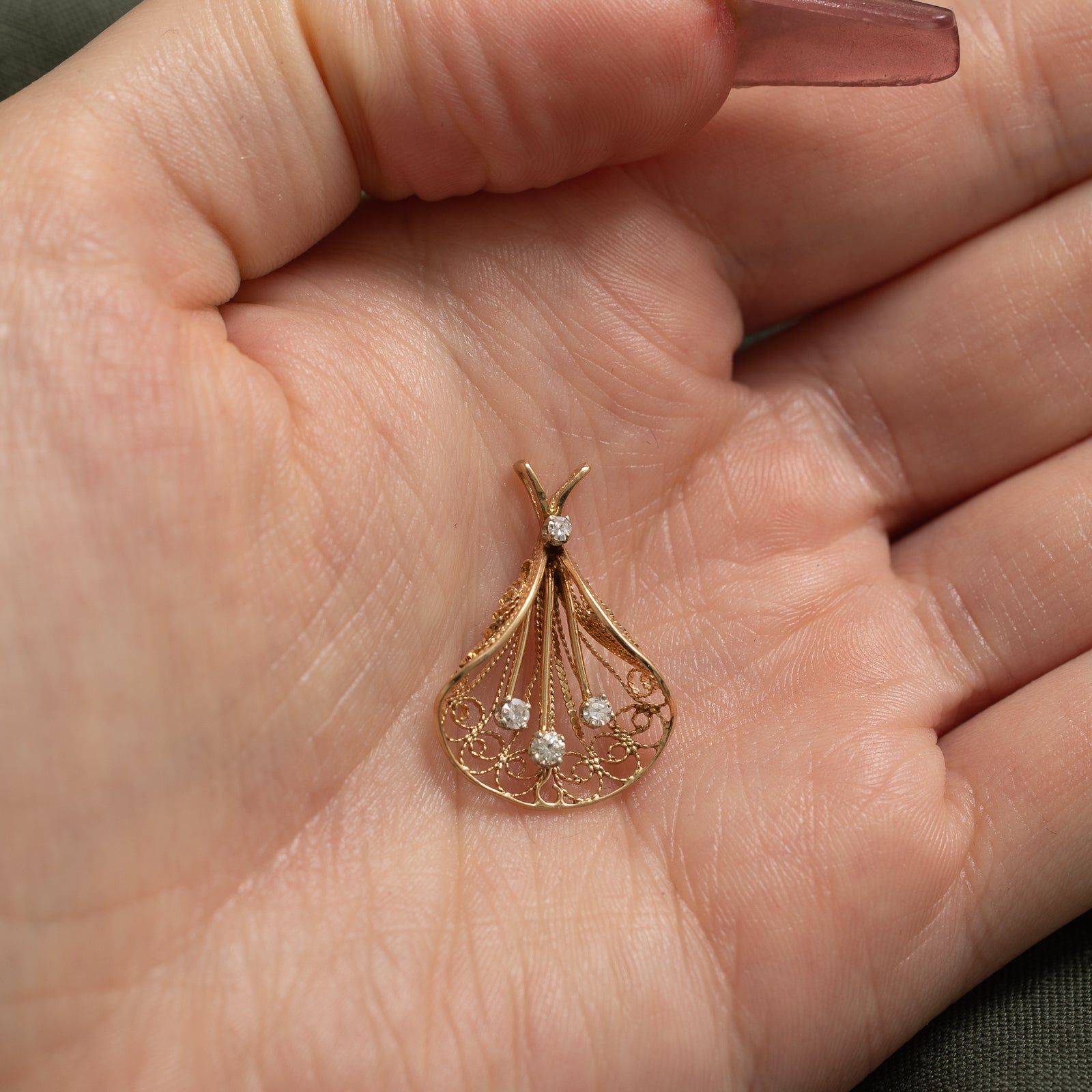 Pendentif éventail en volutes de diamants | 0,13 ct