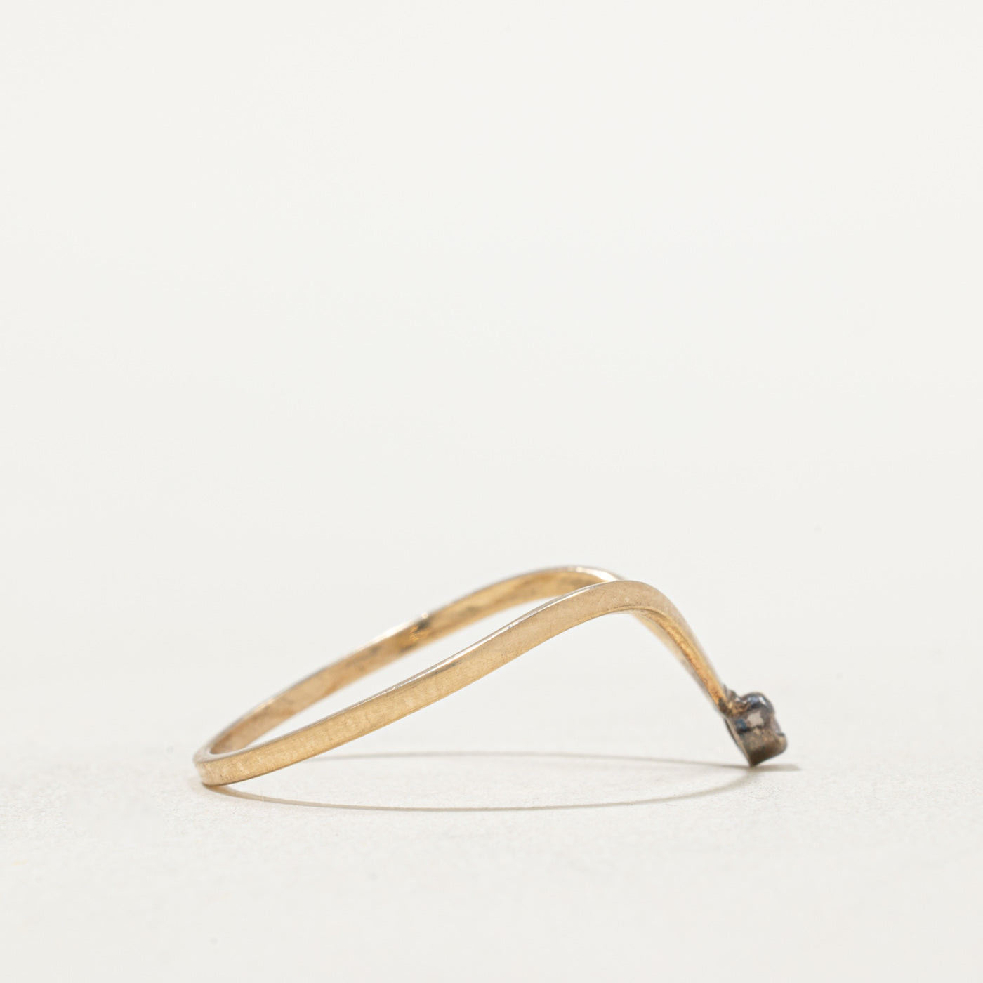Bague chevron sertie d'un diamant unique | 0,025 ct | Taille 8,25