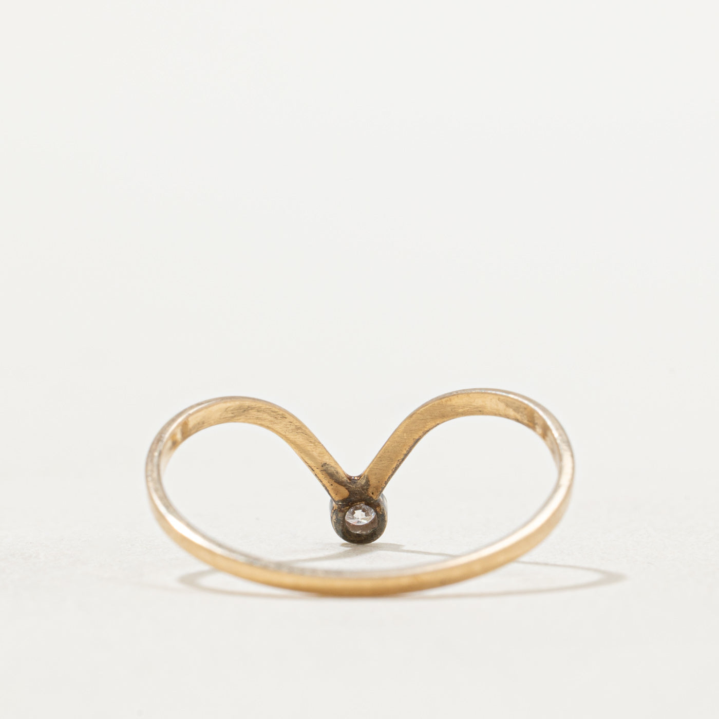 Bague chevron sertie d'un diamant unique | 0,025 ct | Taille 8,25