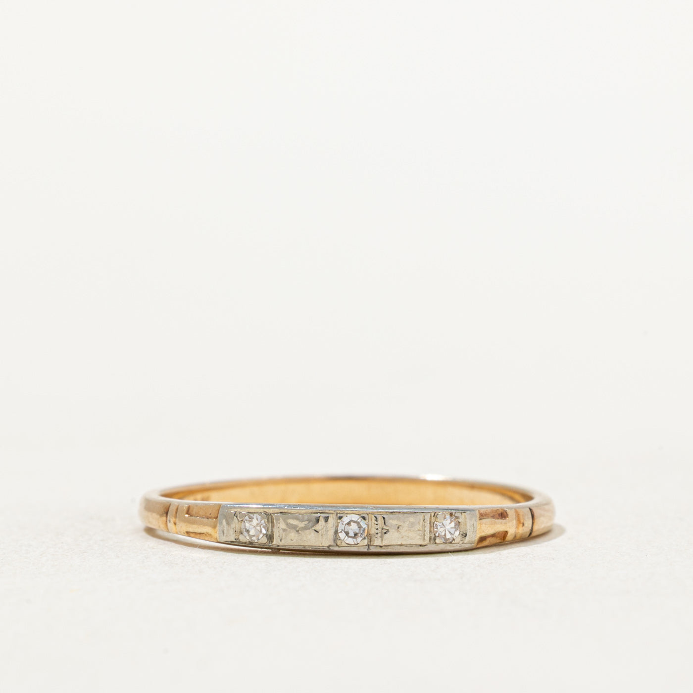 Bague bicolore en or sertie de trois diamants | 0,03 ct au total | Taille 8,75