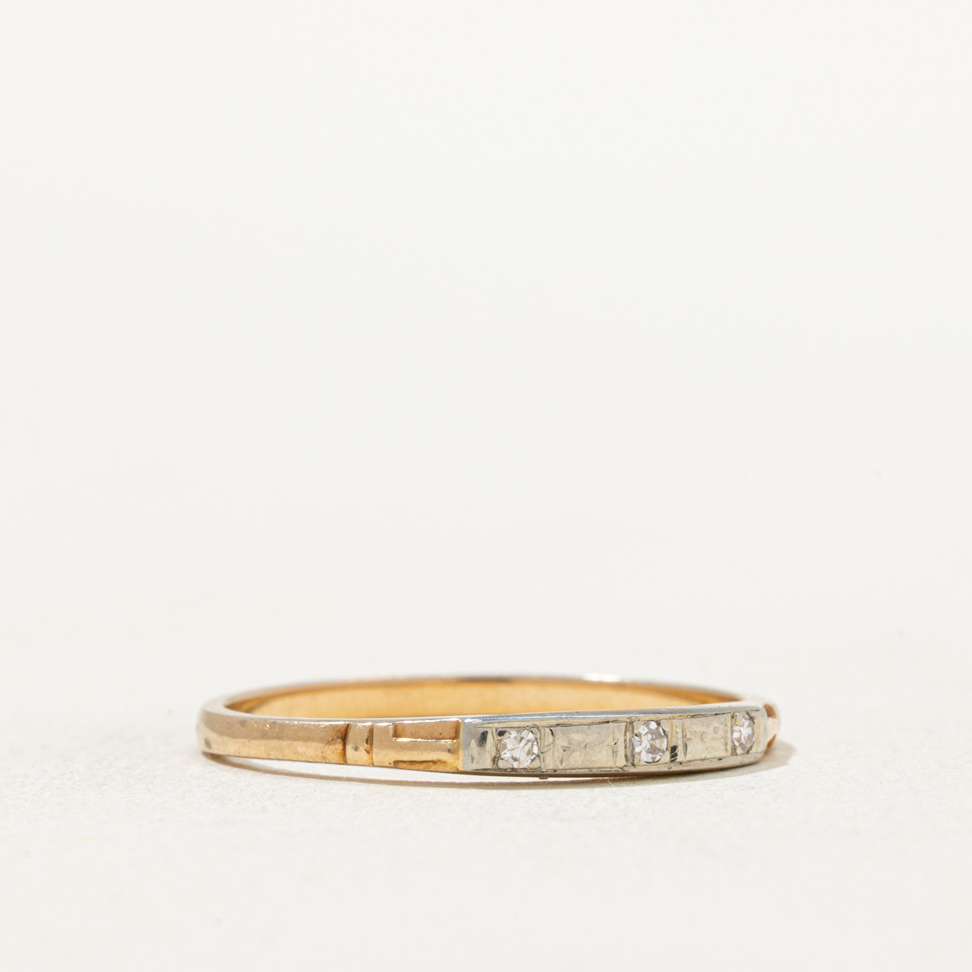 Bague bicolore en or sertie de trois diamants | 0,03 ct au total | Taille 8,75