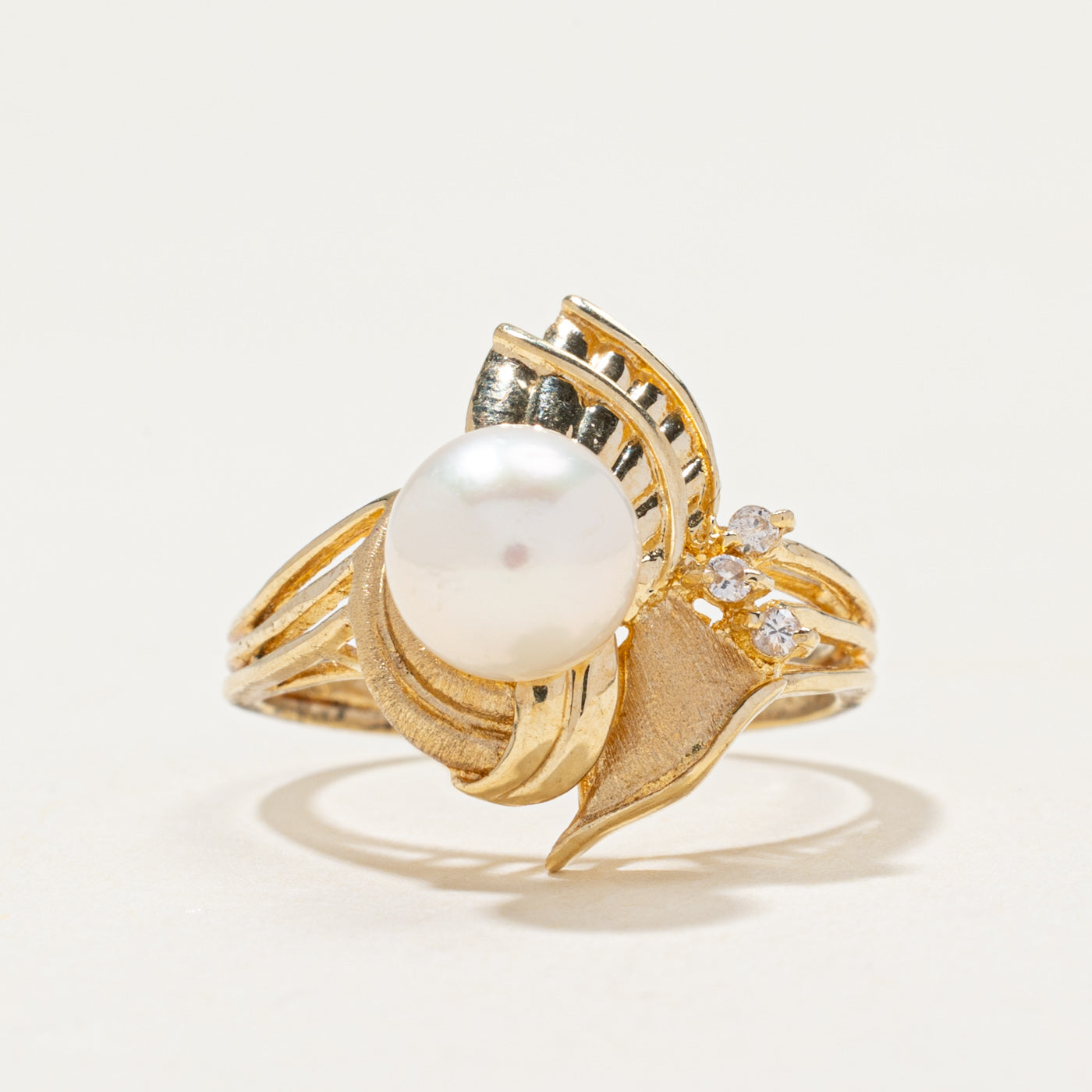 14k Pearl & Diamond Grooved Cocktail Ring | 0.04ctw | SZ 6.5