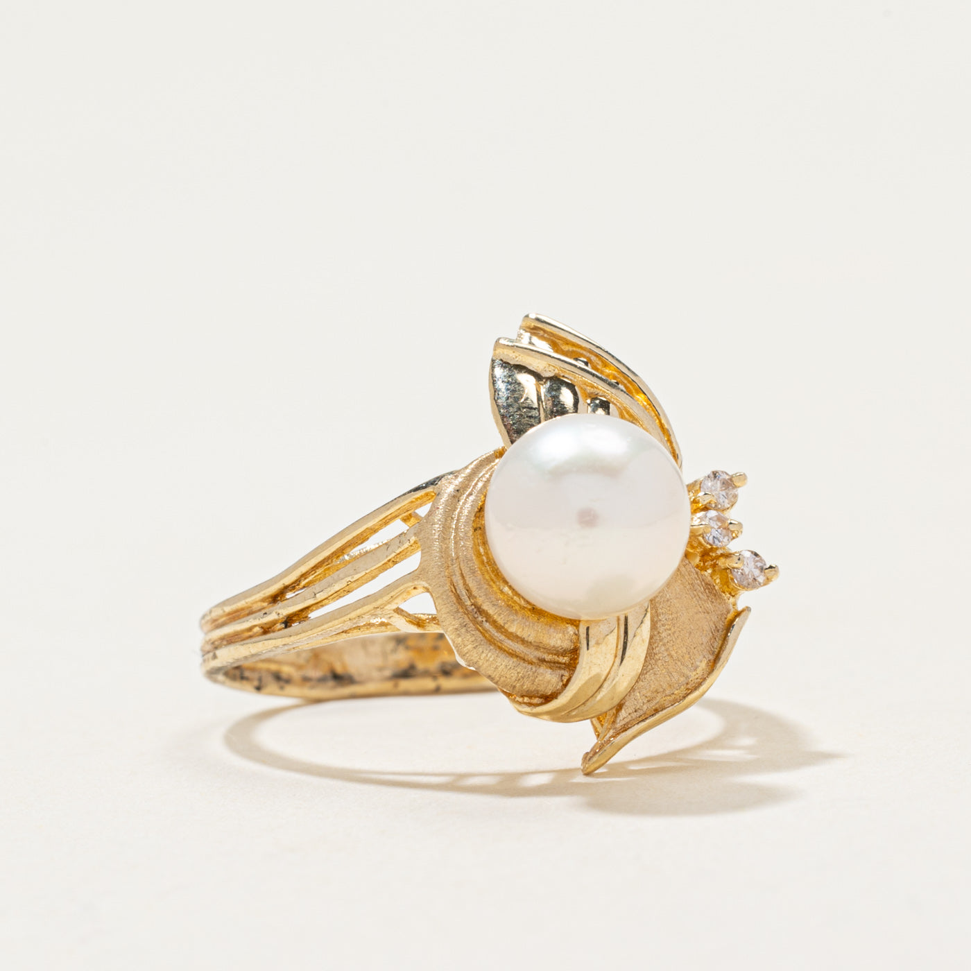 14k Pearl & Diamond Grooved Cocktail Ring | 0.04ctw | SZ 6.5