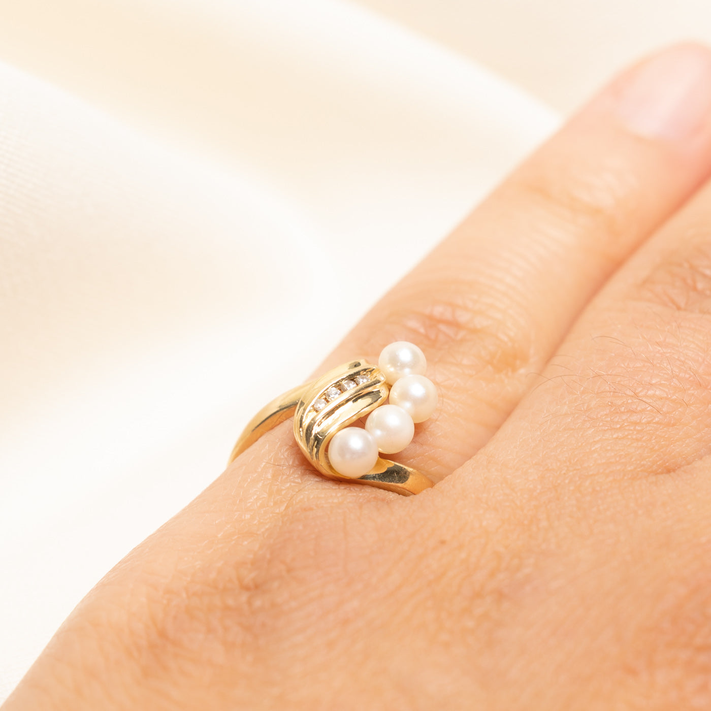 Diagonal Pearl & Diamond Ring | 0.03ctw | SZ 4.75