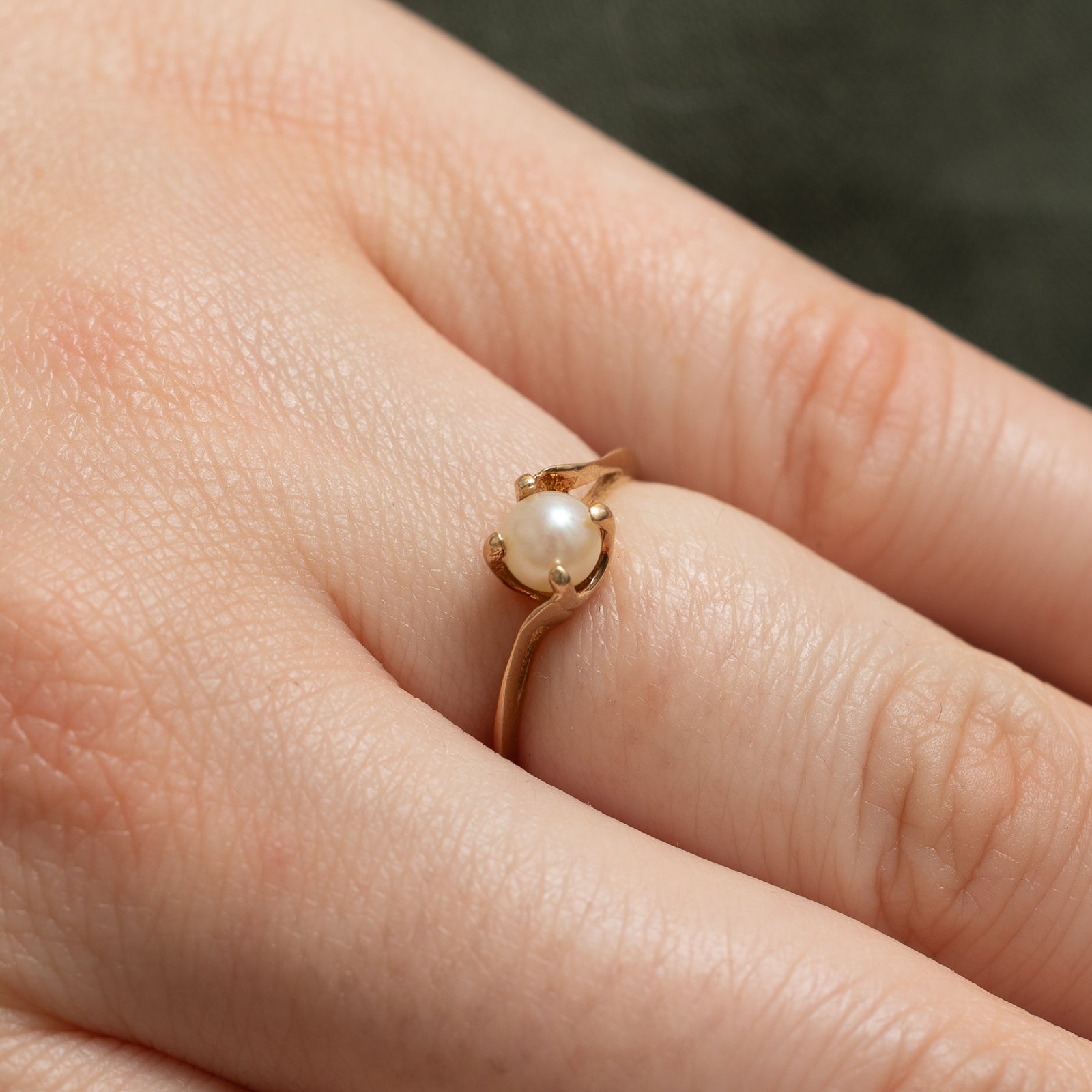 Solitaire Pearl Bypass Ring | SZ 4