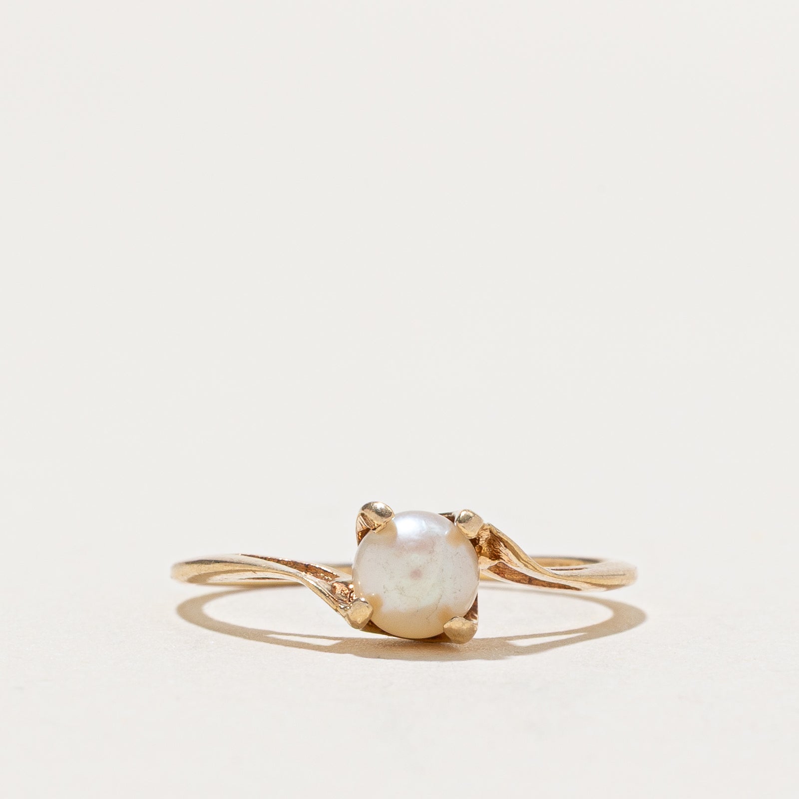 Solitaire Pearl Bypass Ring | SZ 4