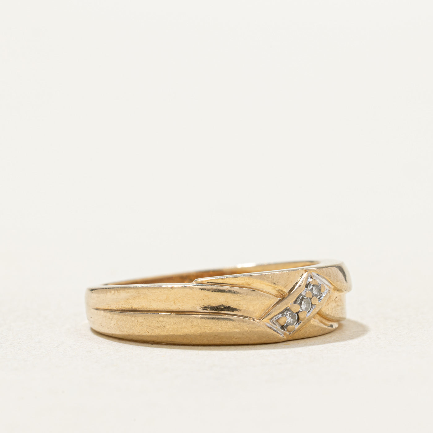10K Diagonal Diamond Grooved Band | 0.03ctw | SZ 6.25