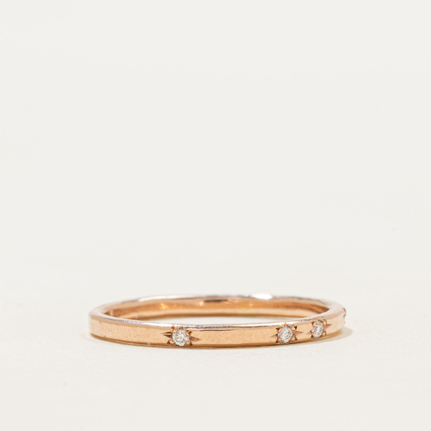 Bague fine en or rose sertie de diamants dispersés | 1,75 mm | Taille 7