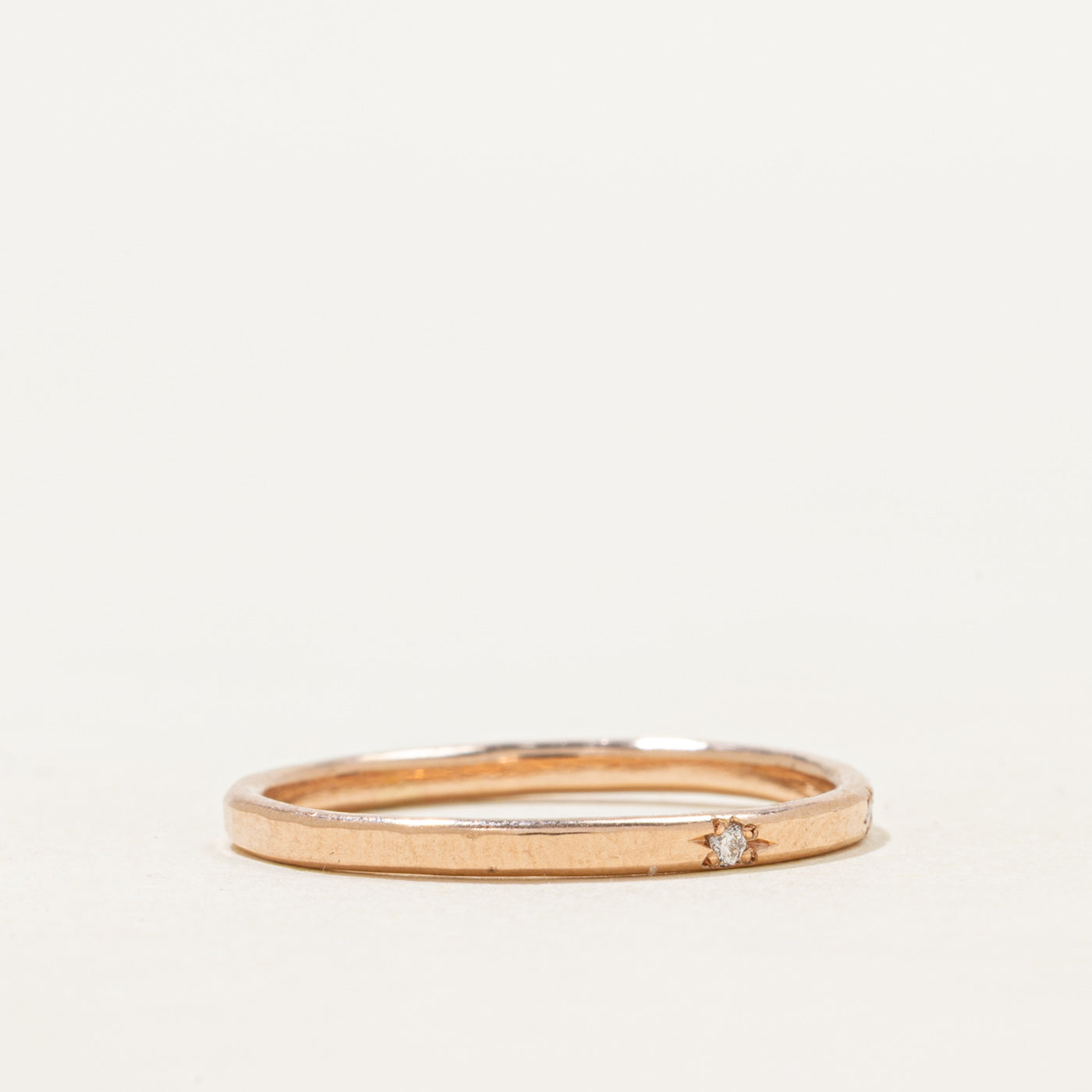 Bague fine en or rose sertie de diamants dispersés | 1,75 mm | Taille 7
