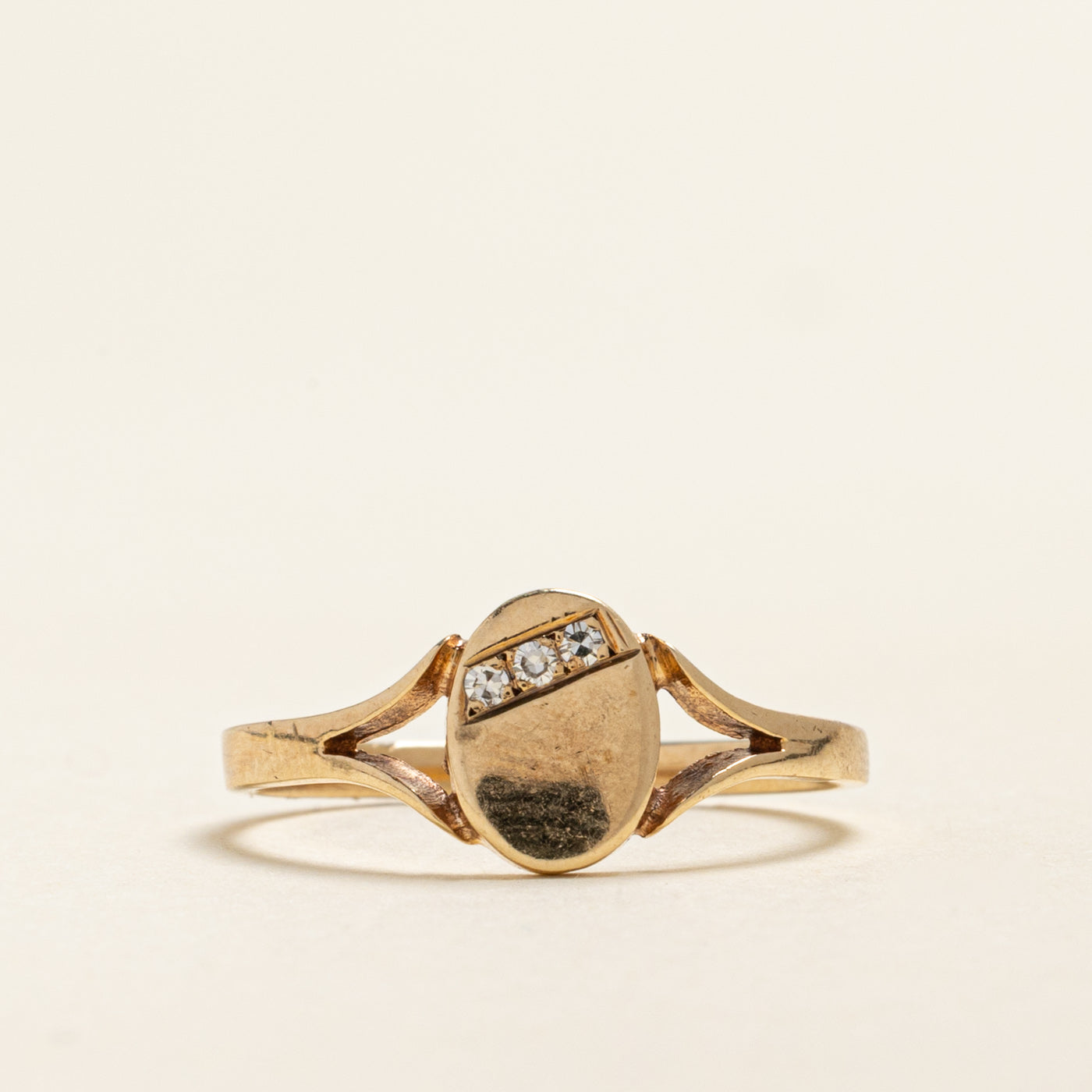 Bague chevalière à anneau ouvert sertie de diamants en diagonale | 0,04 ct | Taille 7,5