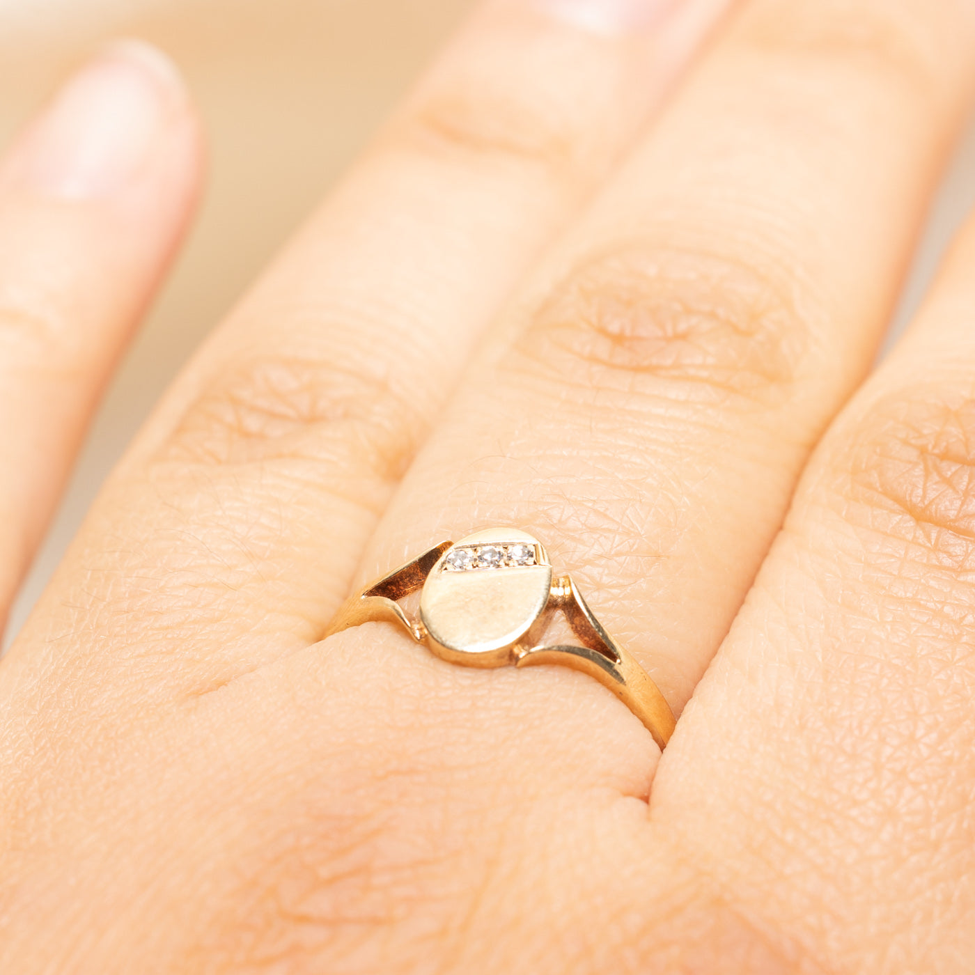 Bague chevalière à anneau ouvert sertie de diamants en diagonale | 0,04 ct | Taille 7,5