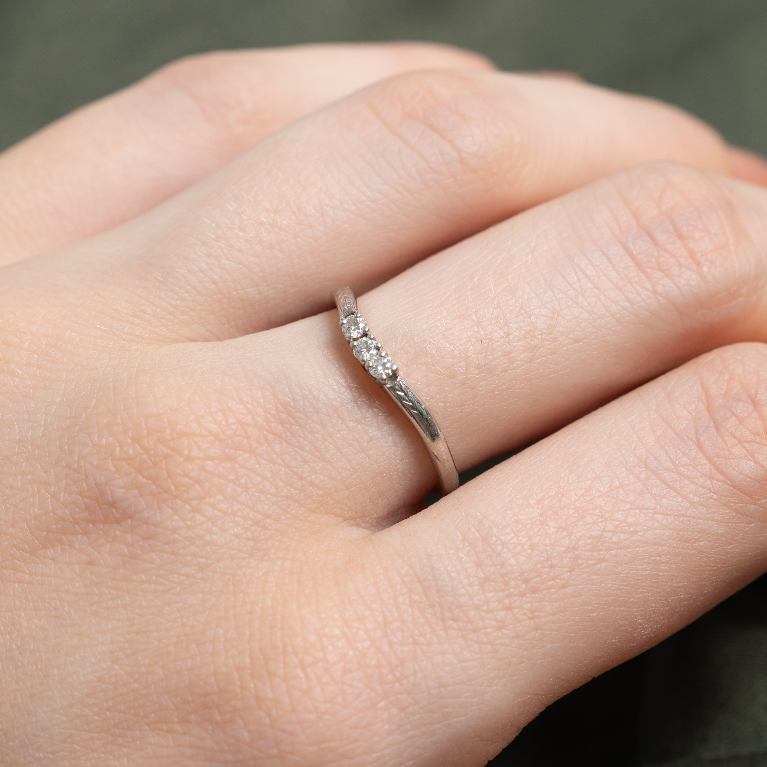 18k Three Stone Diamond Engraved Contour Ring | SZ 6.25