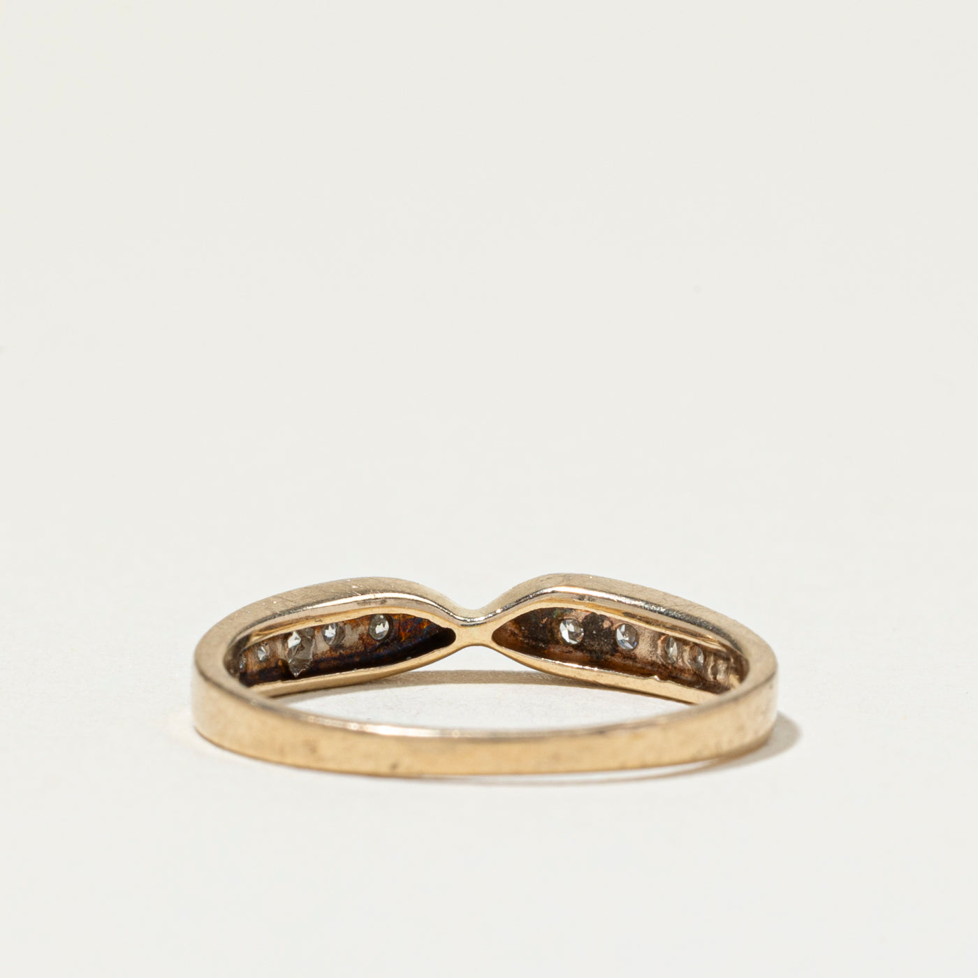 Bague demi-éternité sertie de diamants, contour conique inversé | Taille 6