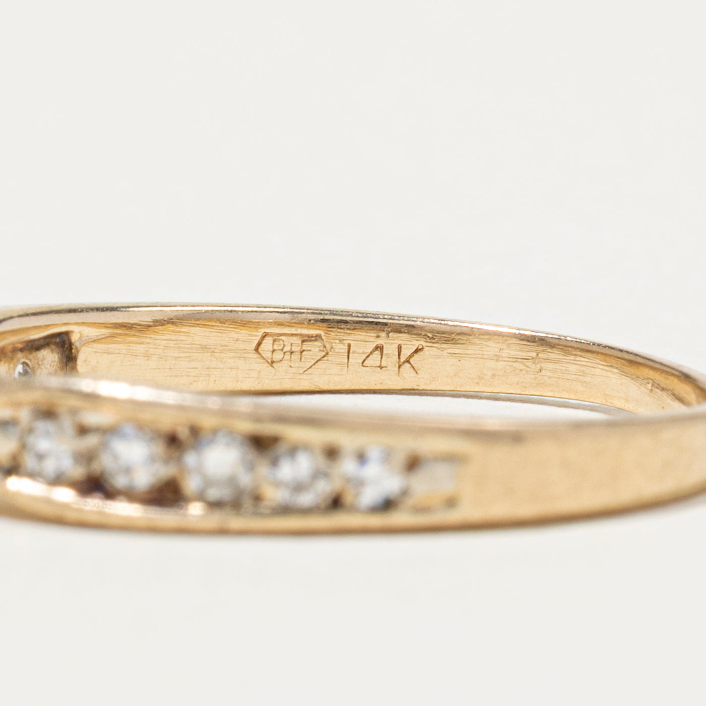 Bague demi-éternité sertie de diamants, contour conique inversé | Taille 6