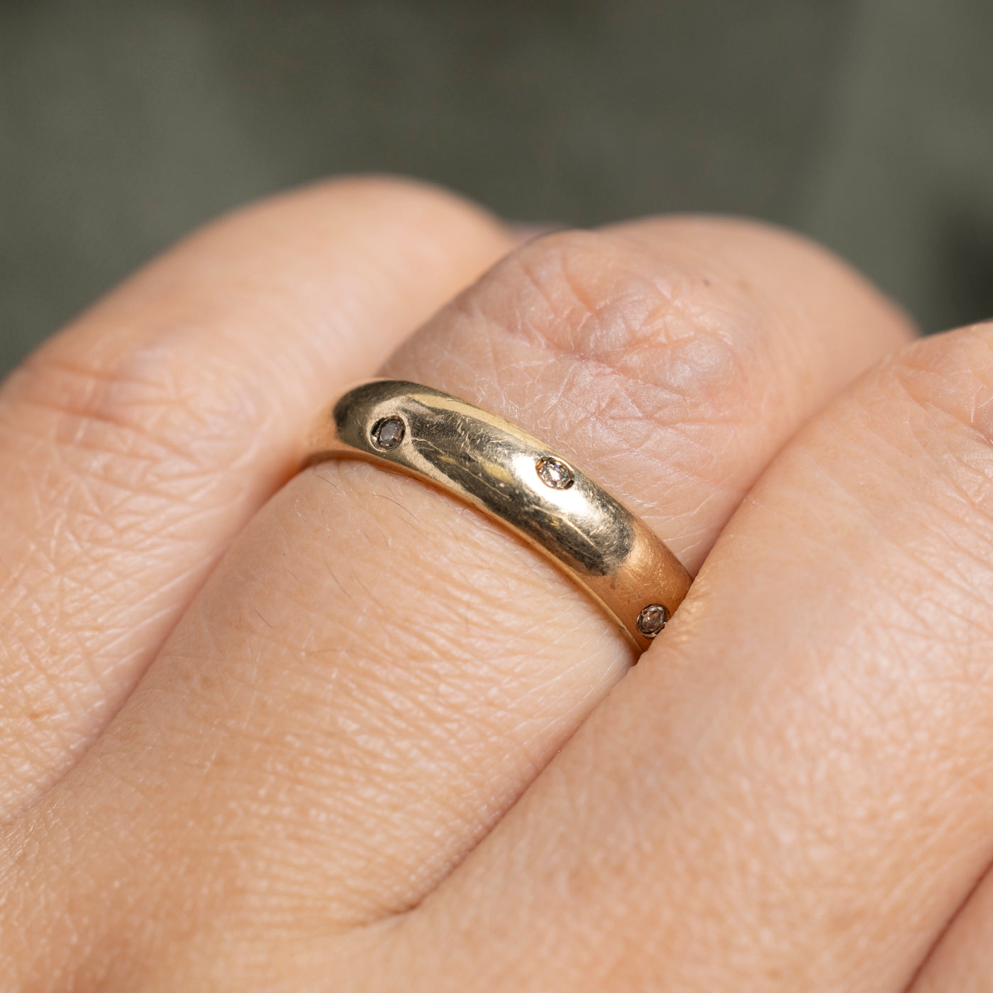 Flush Set Scattered Diamond Band | 4mm | SZ 6.5