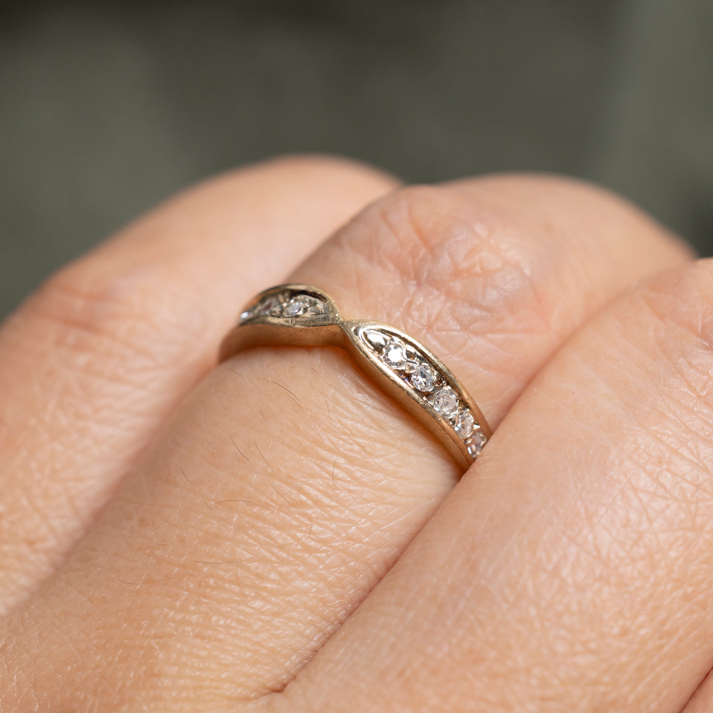 Bague demi-éternité sertie de diamants, contour conique inversé | Taille 6