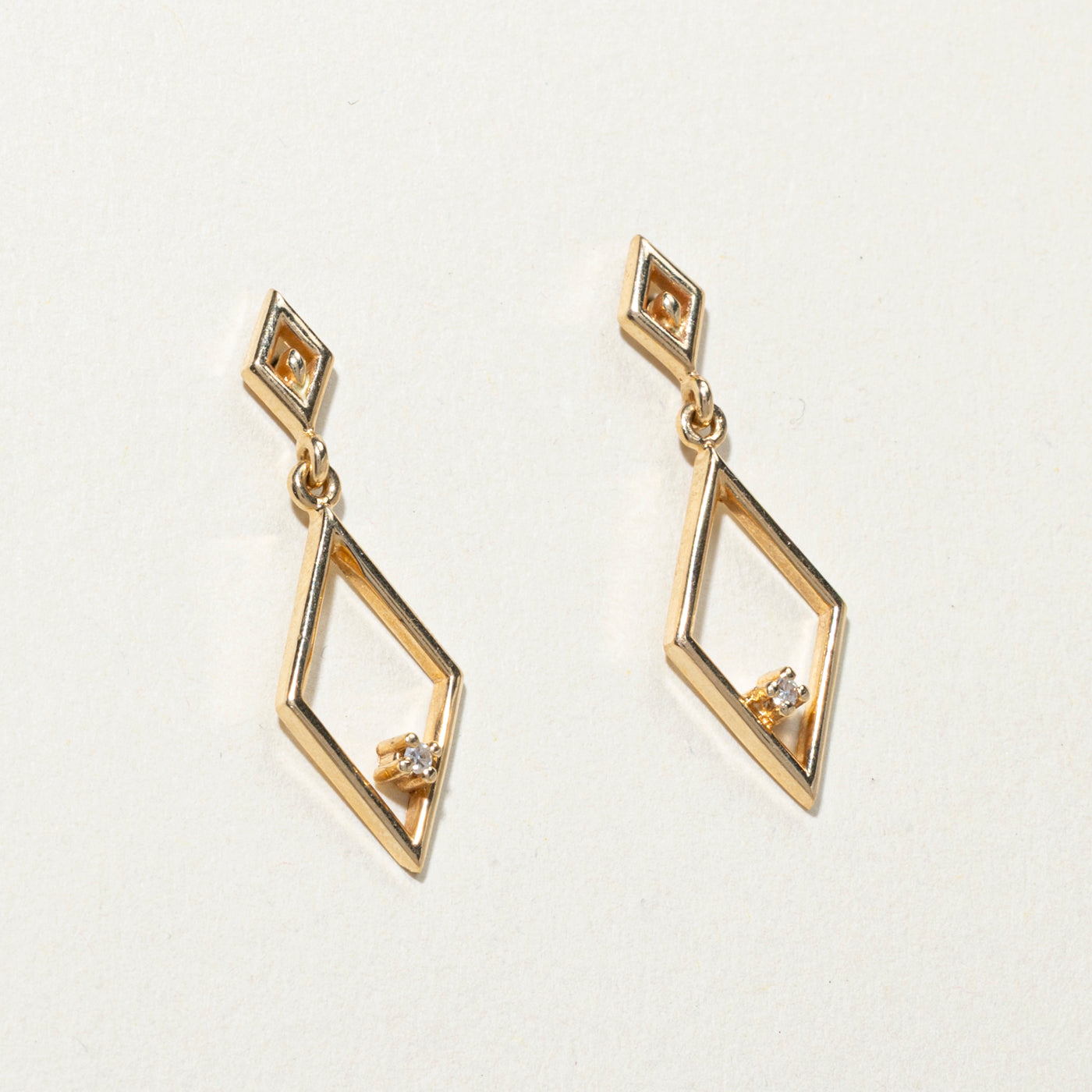 Boucles d'oreilles pendantes en or 14 carats serties de diamants en forme de losange | 0,02 ct au total