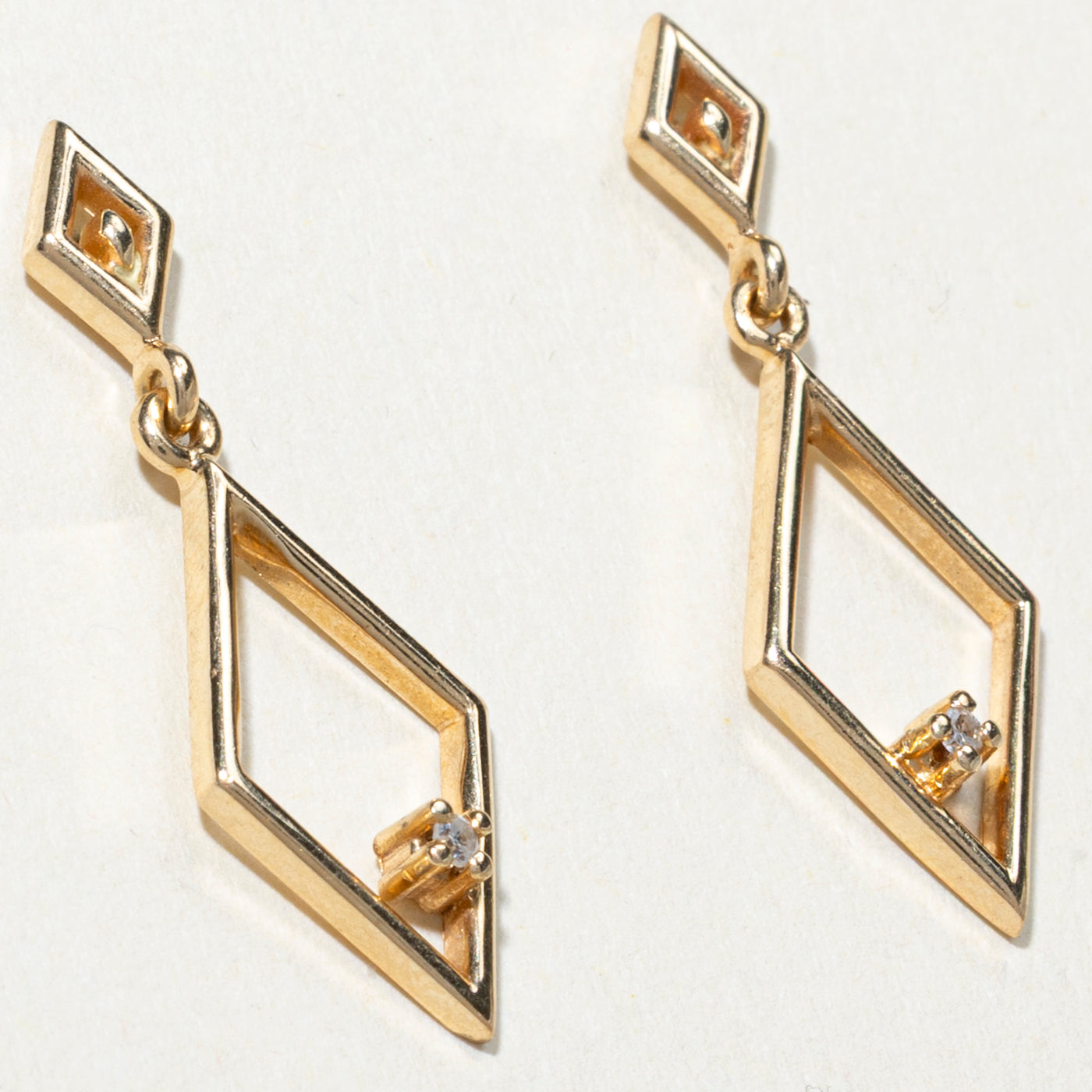 Boucles d'oreilles pendantes en or 14 carats serties de diamants en forme de losange | 0,02 ct au total