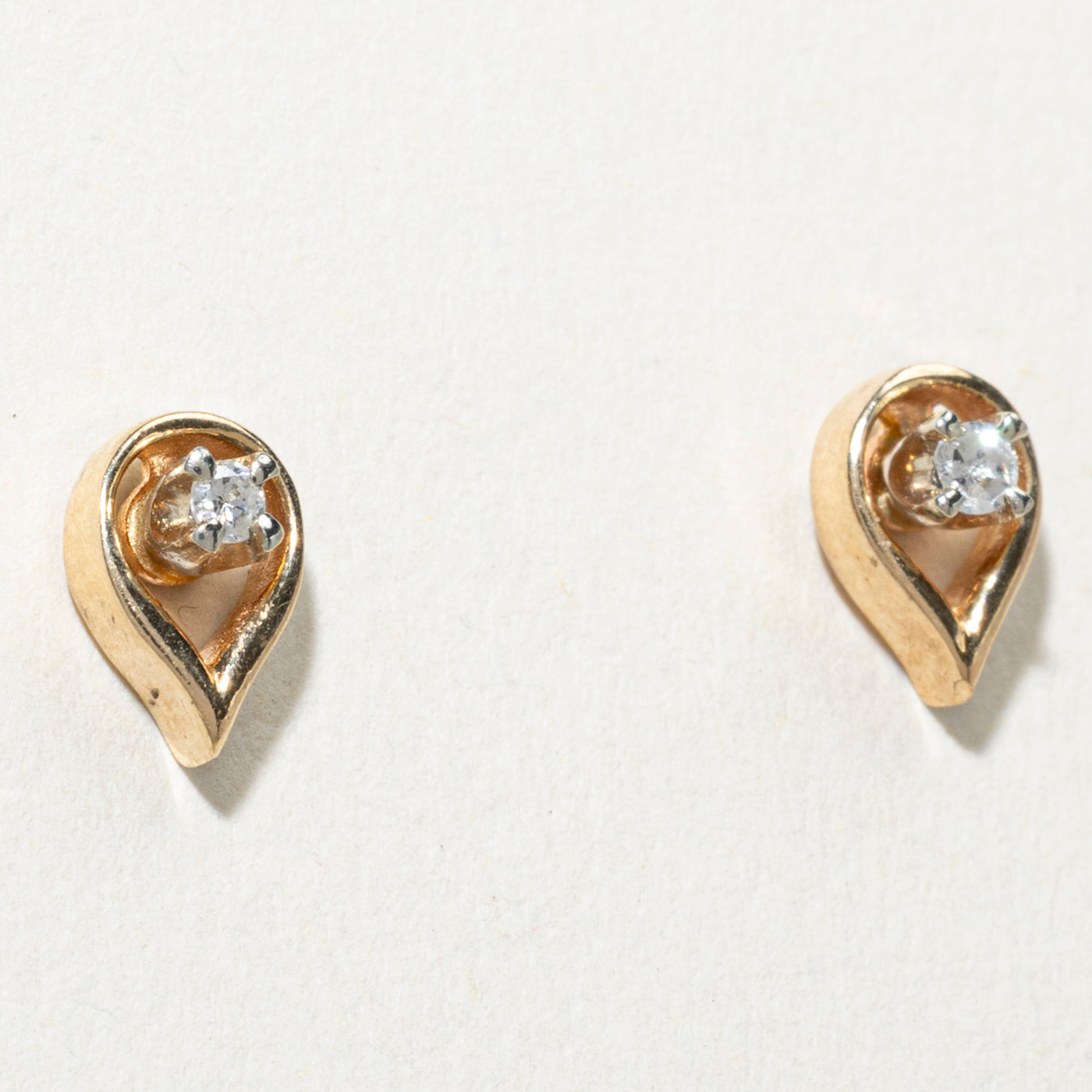 Boucles d'oreilles puces en forme de larme serties de diamants en or 14 carats | 0,05 ct au total