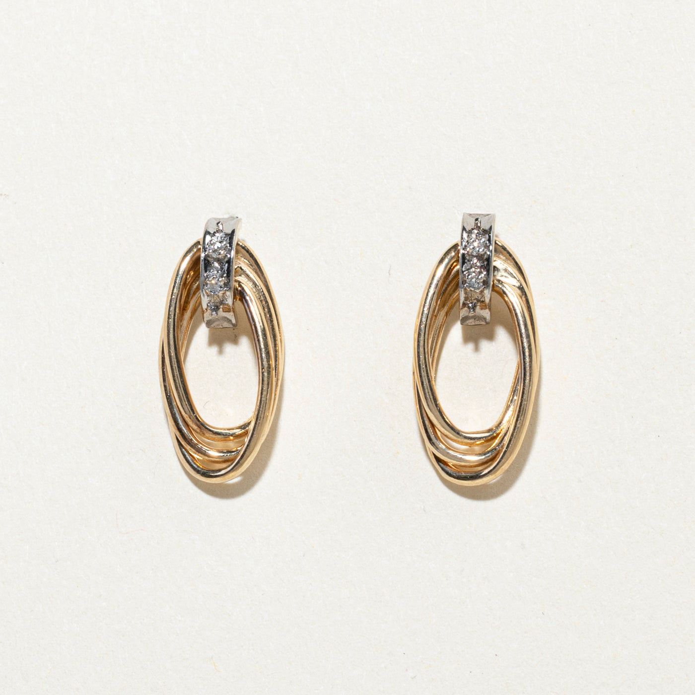 Boucles d'oreilles puces ovales en or 10 carats serties de diamants (0,02 ct au total) |