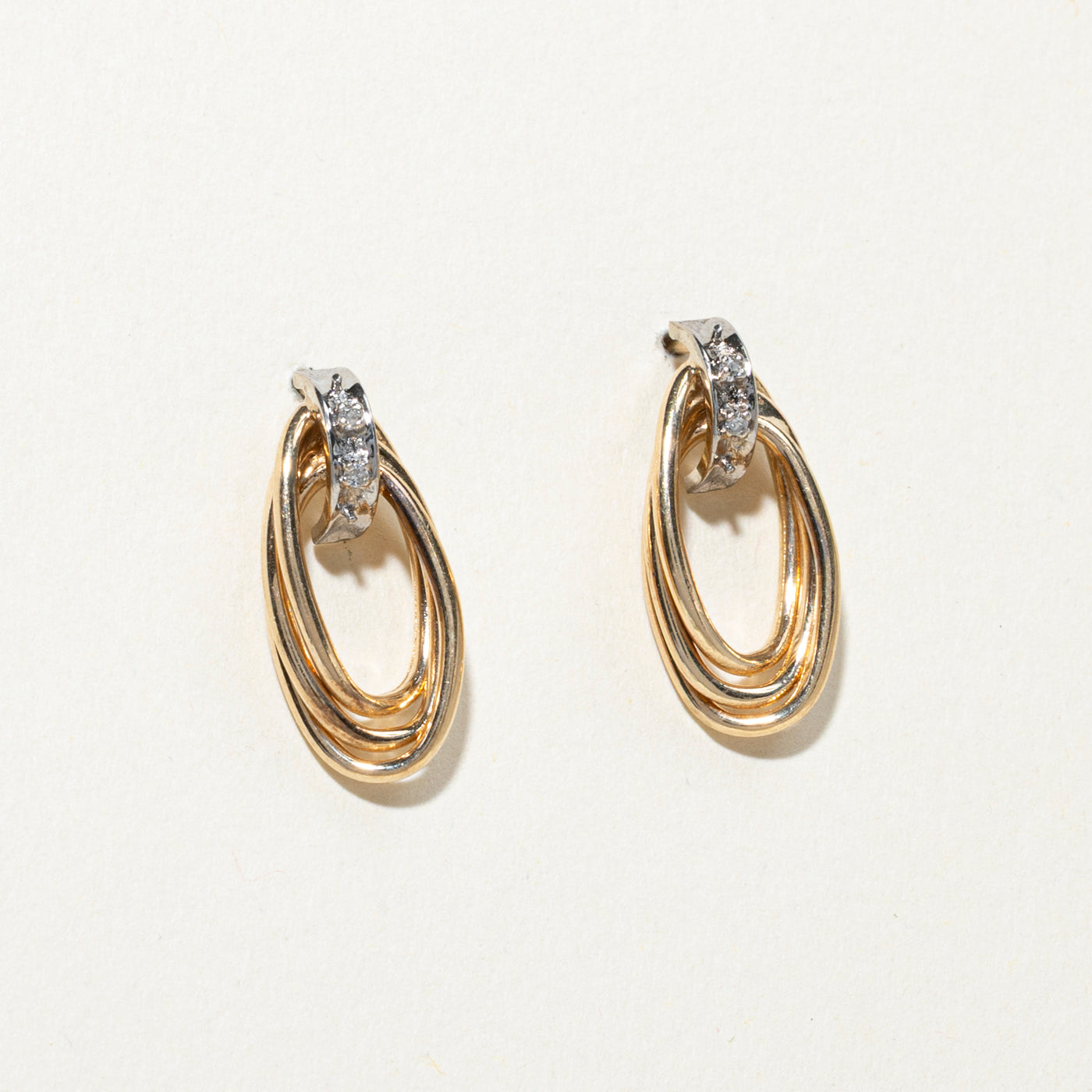 Boucles d'oreilles puces ovales en or 10 carats serties de diamants (0,02 ct au total) |