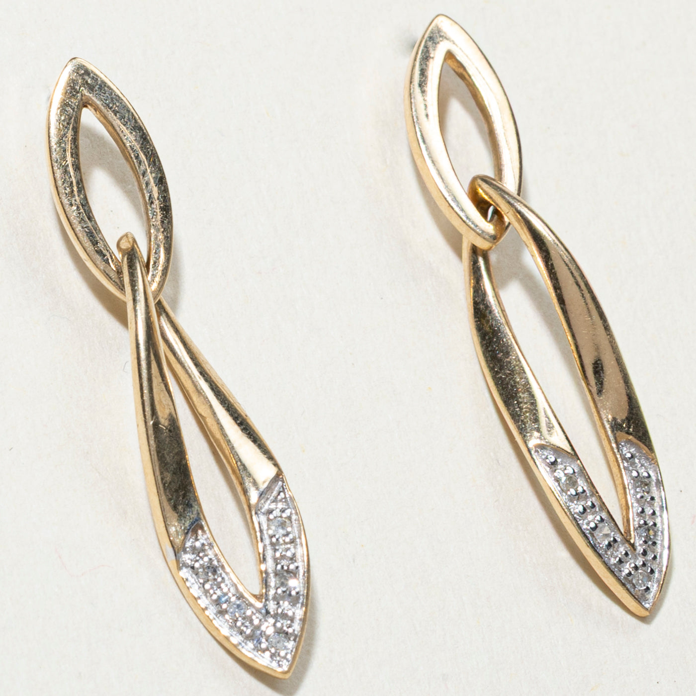 Boucles d'oreilles pendantes en or 10 carats serties de diamants taille marquise | 0,04 ct au total