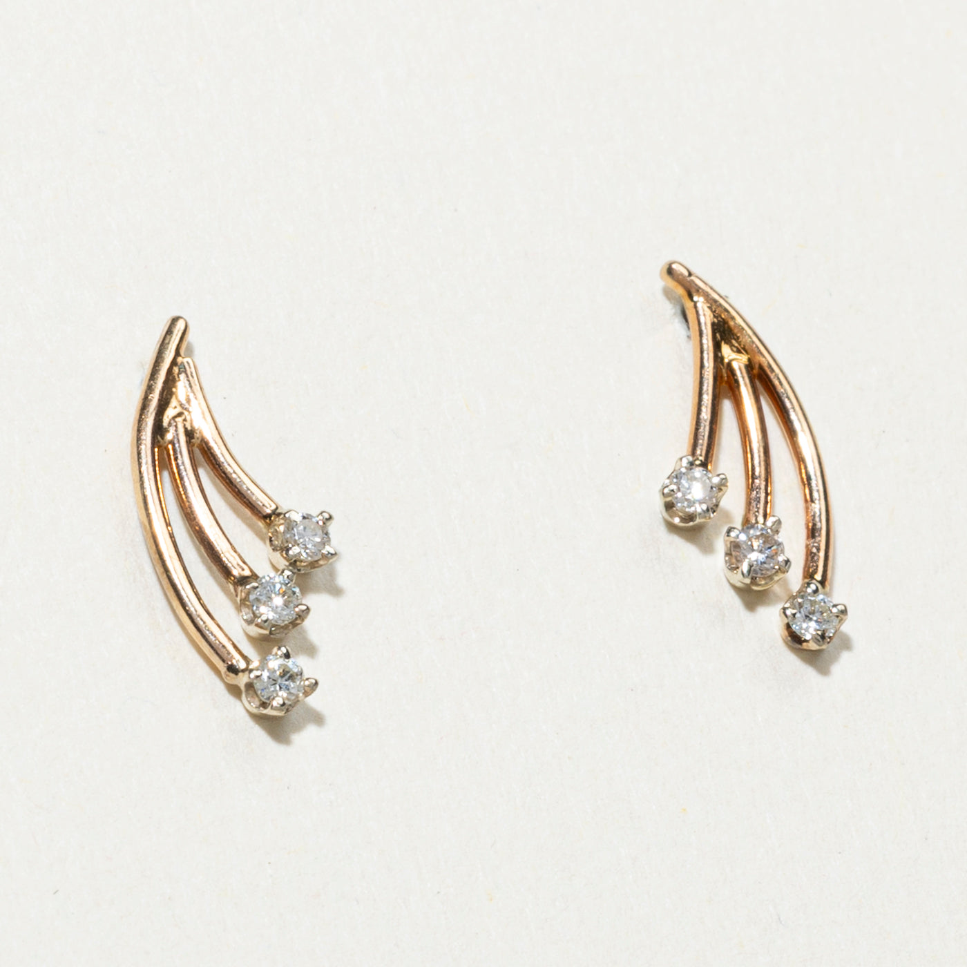 Boucles d'oreilles puces incurvées en or 14 carats serties de diamants | 0,10 ct au total